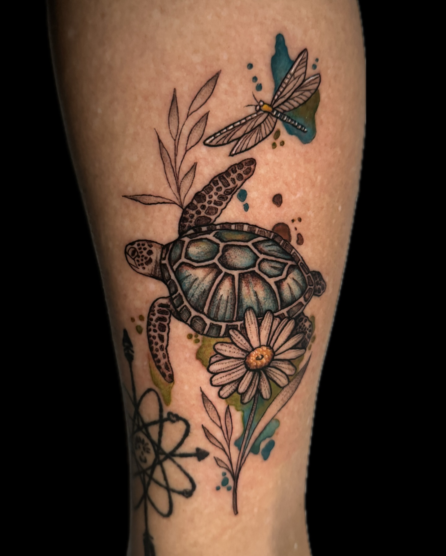 Turtle and daisy dotwork tattoo on the forearm by 𝕭𝖆𝖇𝖊𝖔𝖓𝖙𝖍𝖊𝖒00𝖓🌙🪬, Colorado Springs, Colorado