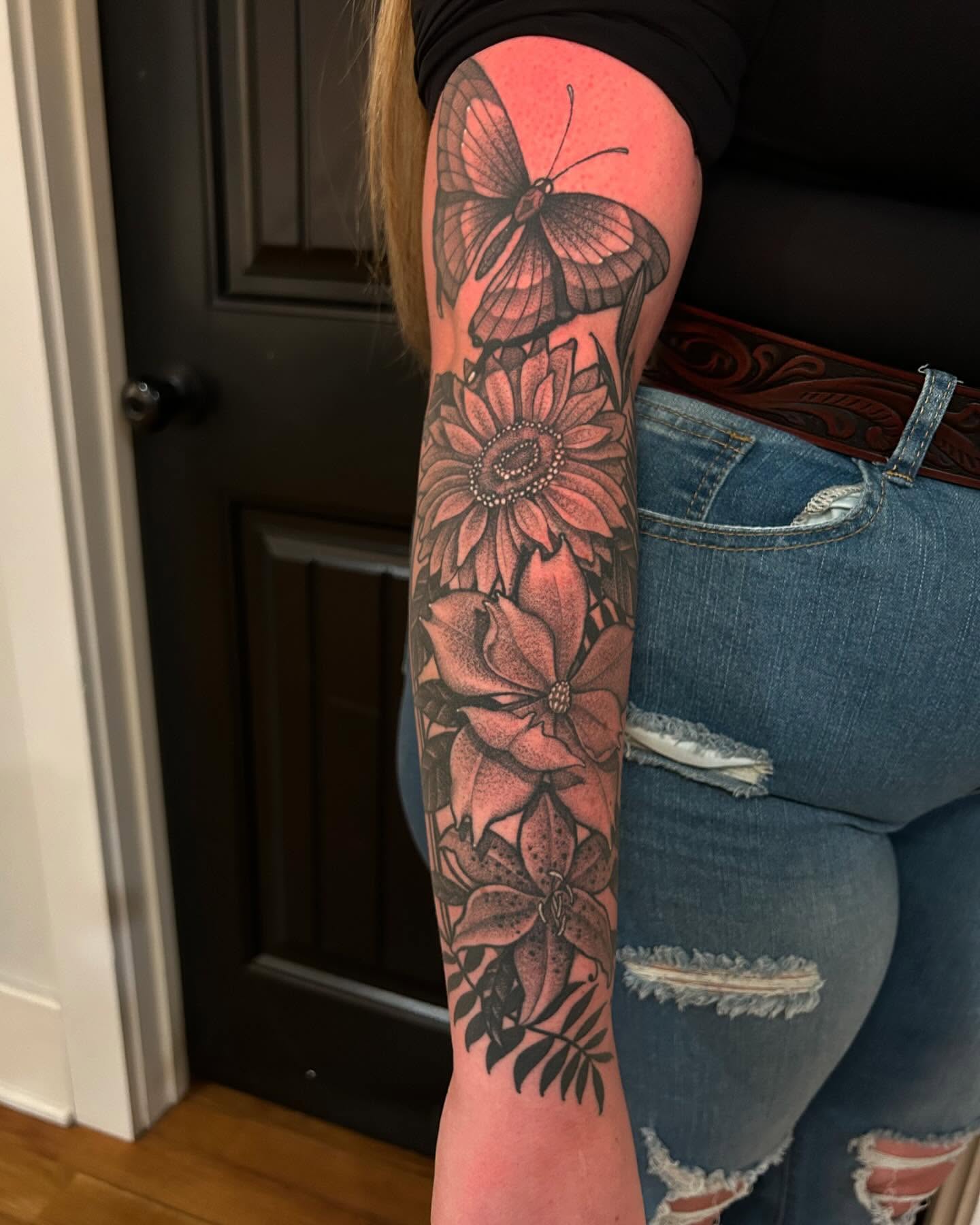 Butterfly and flowers dotwork tattoo on the forearm by 匚卂ㄒ乙丨ㄥㄥ卂