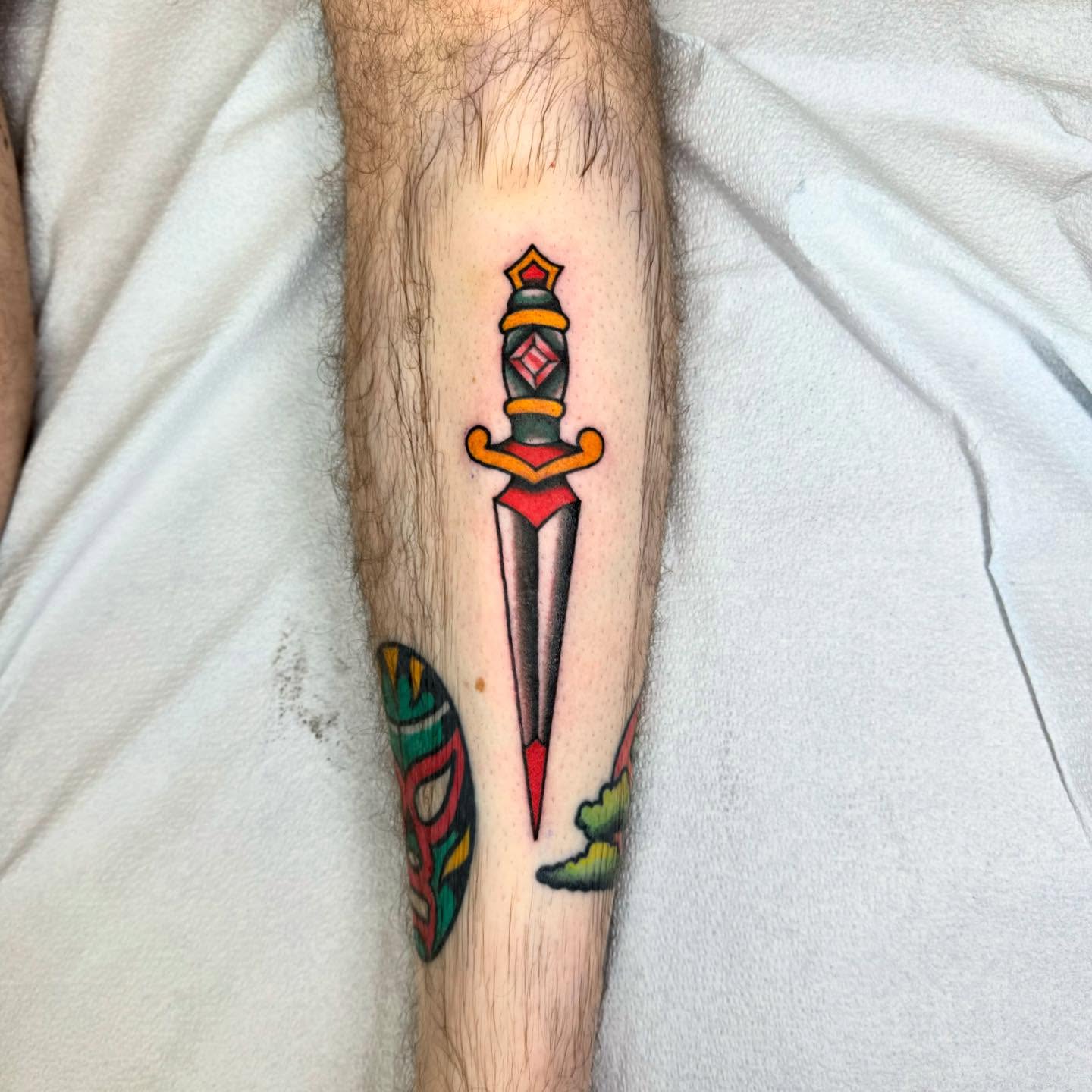 Dagger American traditional tattoo on the forearm by 𝙹𝙴𝚆𝙴𝙻𝚂 𝙸𝙳𝙴𝚃𝚃𝙴 𝙳𝙸𝚃𝚃𝚁𝙸𝙲𝙷 (𝙻𝙰𝚂𝙾𝚃𝙰), Minneapolis, Minnesota
