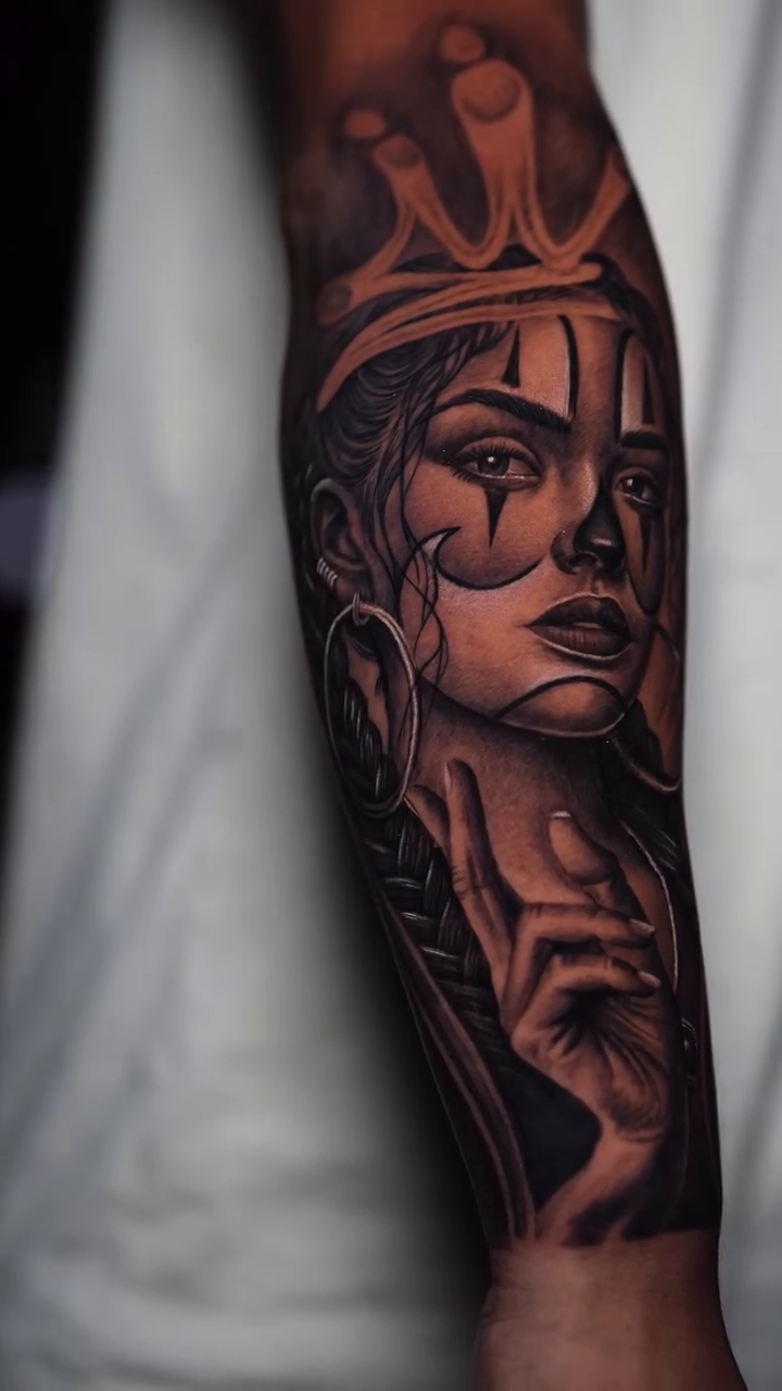 Woman with crown realism tattoo by Jose Alvaradođź’‰