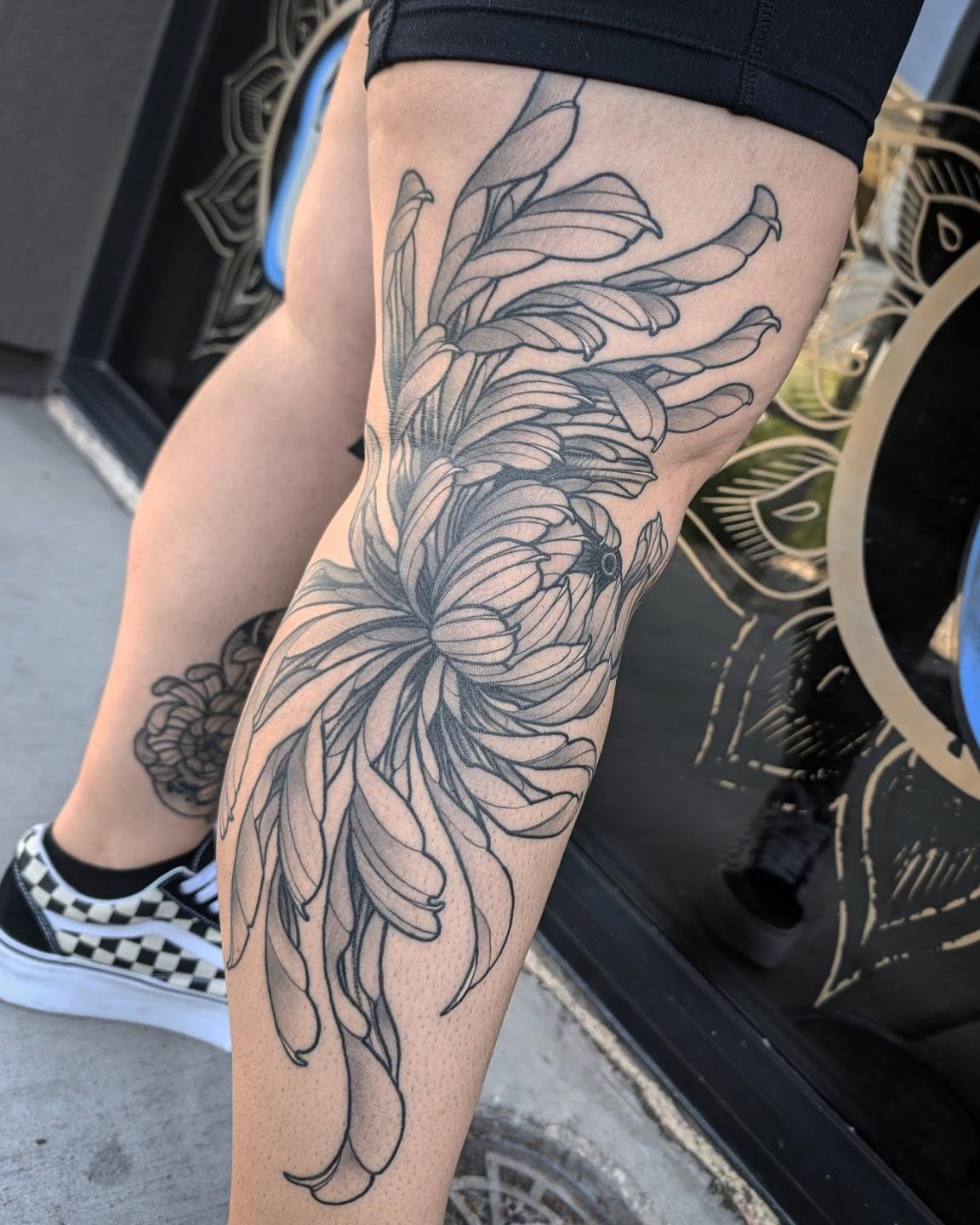Chrysanthemum black and grey tattoo on the leg by 𝑹𝒆𝒚𝒎𝒂𝒓𝒄 𝑫𝒂𝒚𝒂𝒖𝒐𝒏