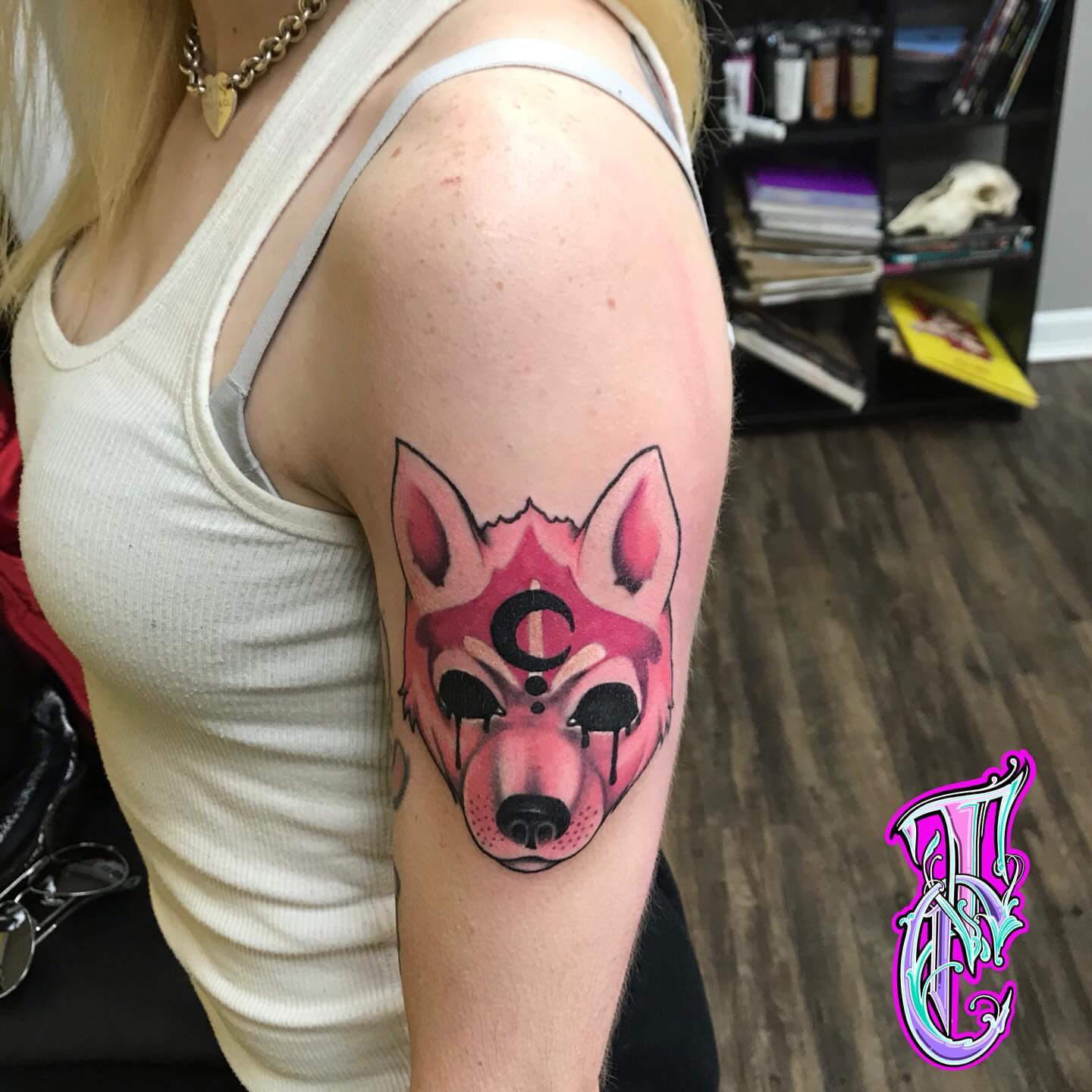 Wolf head realism tattoo on the upper arm by Thea Curlee