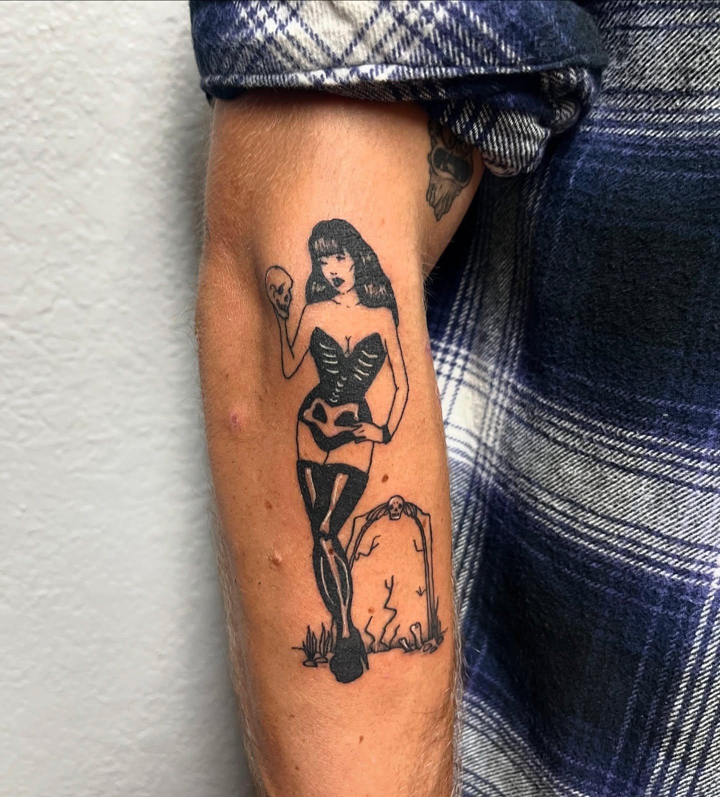 Tattoo by @inkedbymiranda — black_and_grey
