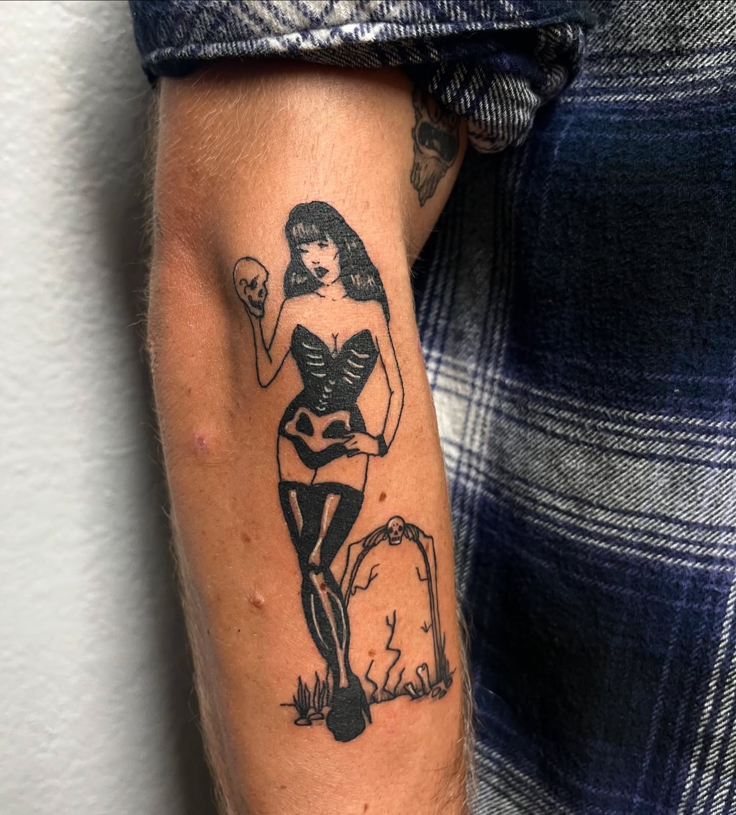 Tattoo by @inkedbymiranda — black_and_grey