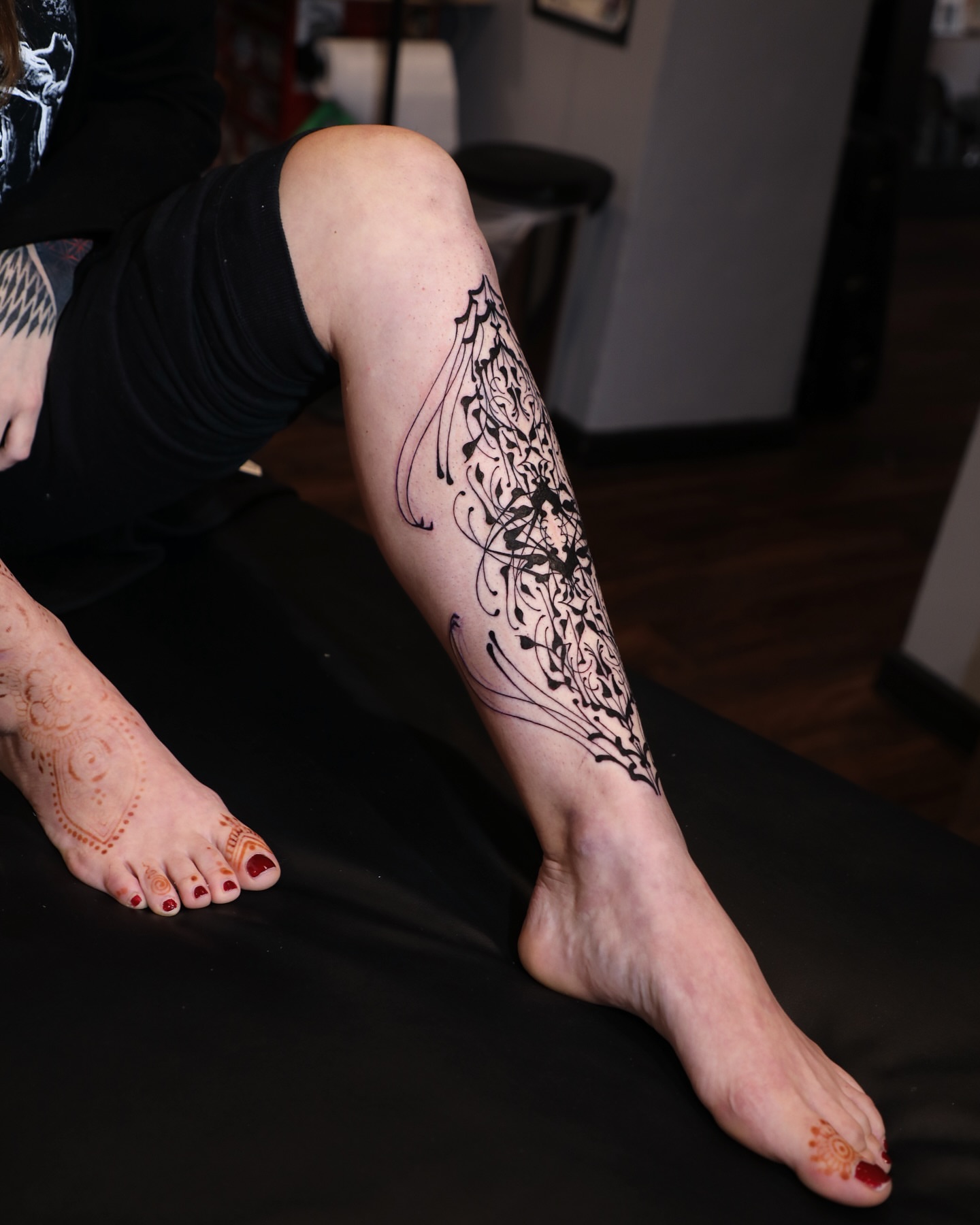 Ornamental ornamental tattoo on the calf by Diego Romay