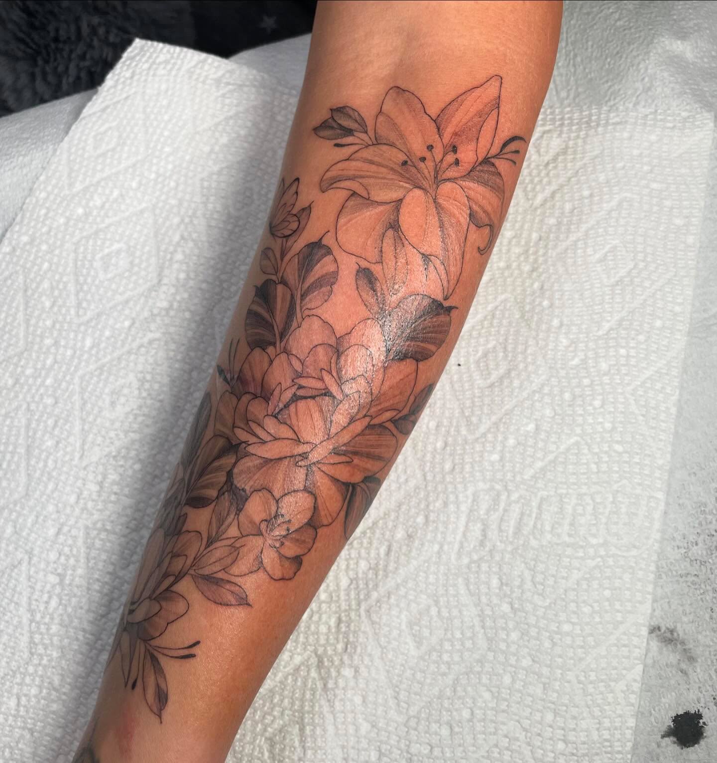 Tattoo by @taybeetattoo — black_and_grey