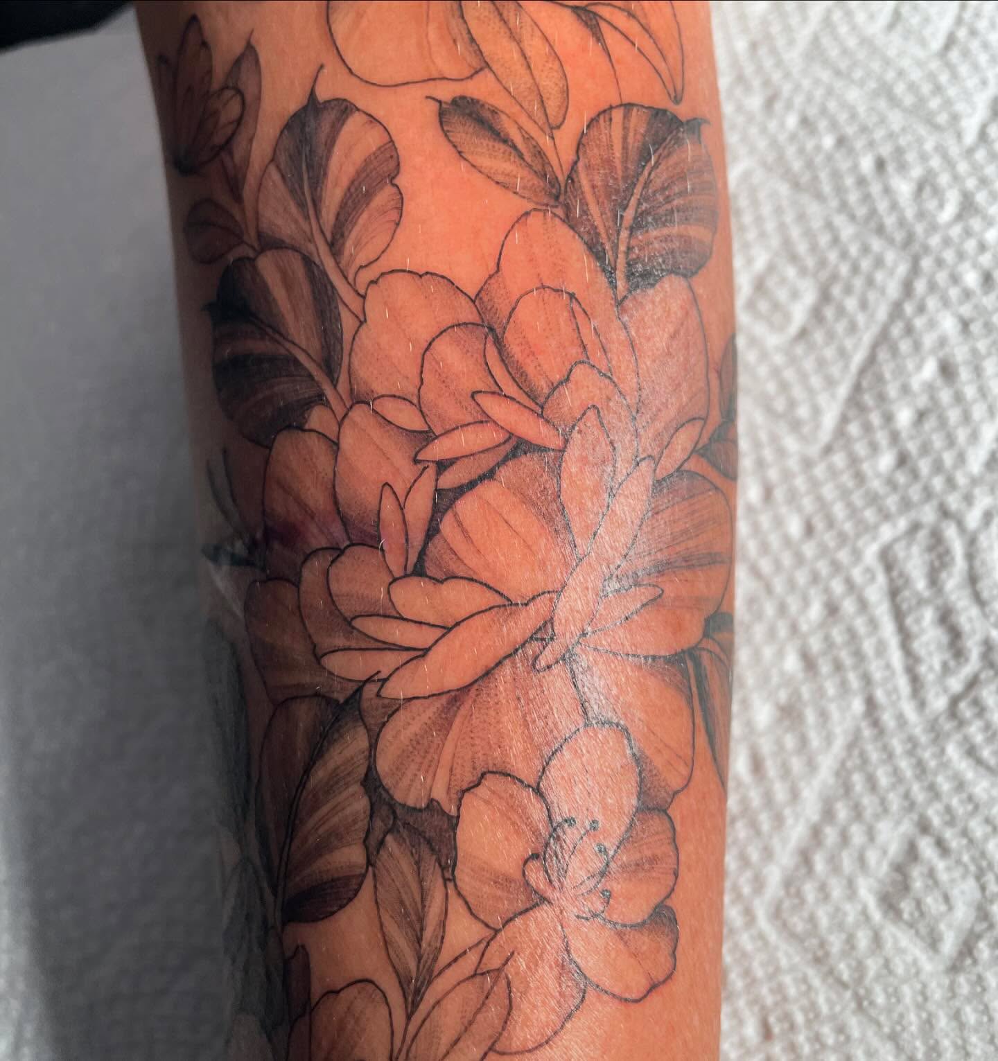 Tattoo by @taybeetattoo — black_and_grey