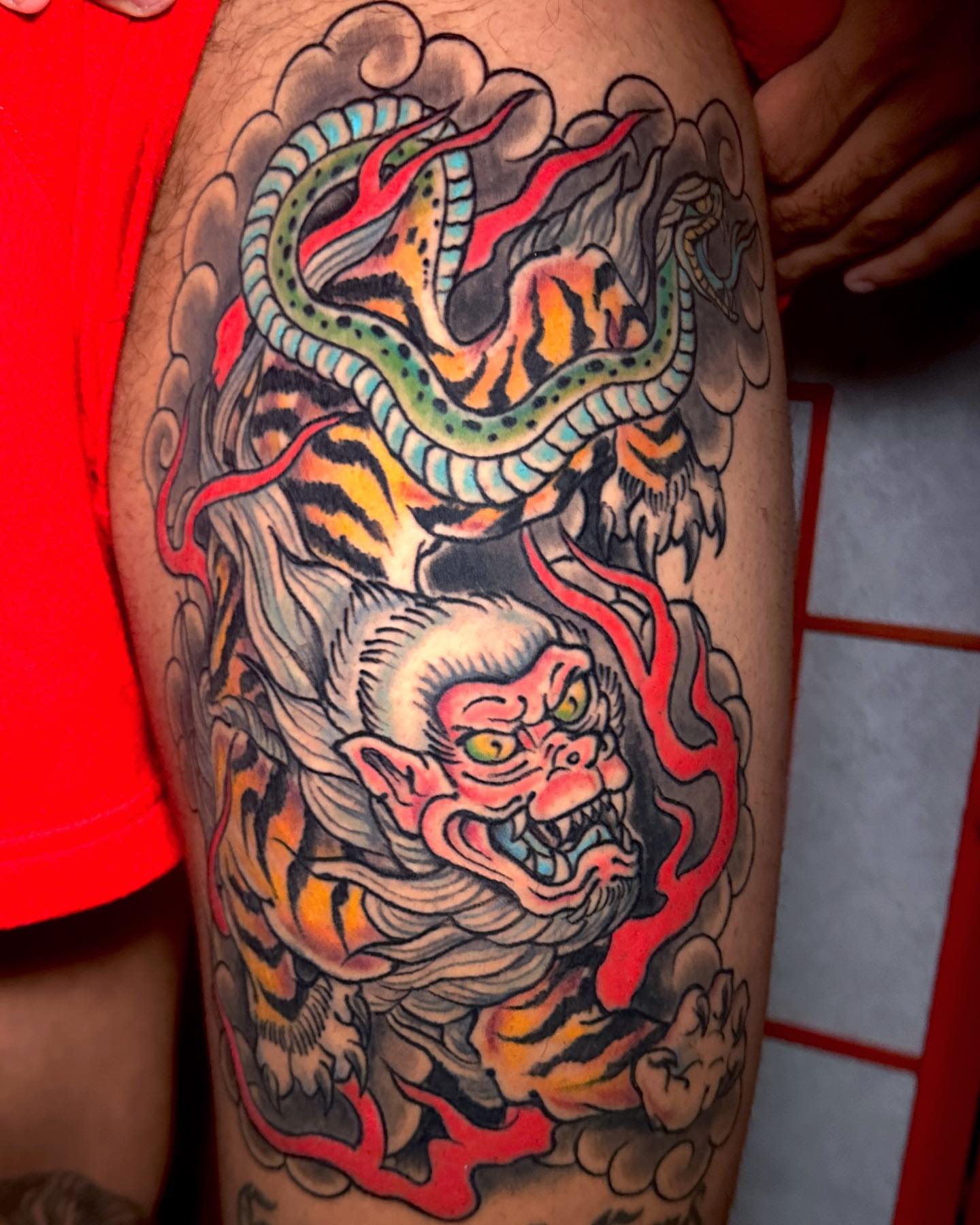Tiger and dragon American traditional tattoo on the thigh by “𝙺𝚊𝚒𝚗 𝚅𝚎𝚕𝚊𝚜𝚌𝚘”, Austin, Texas