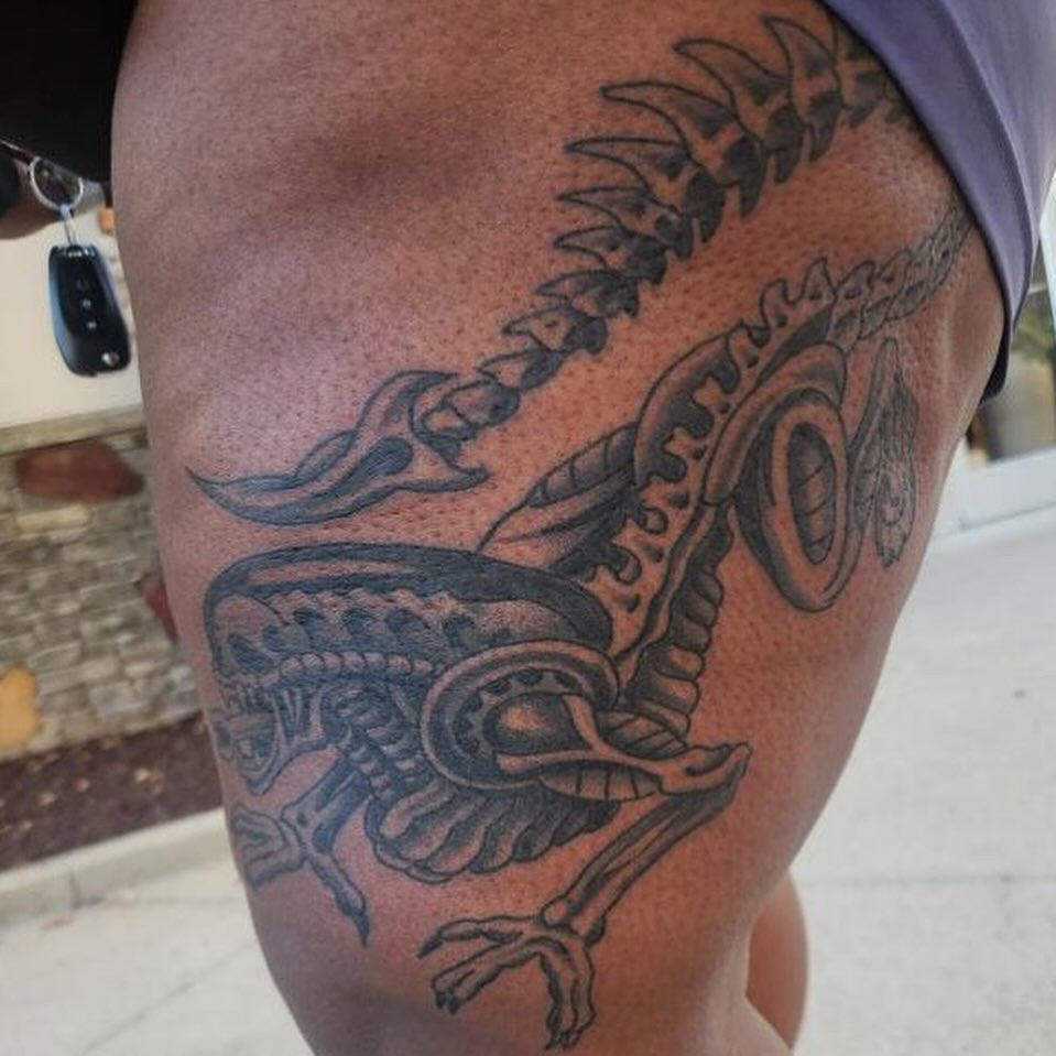 Alien creature black and grey tattoo on the thigh by David Gottschalk