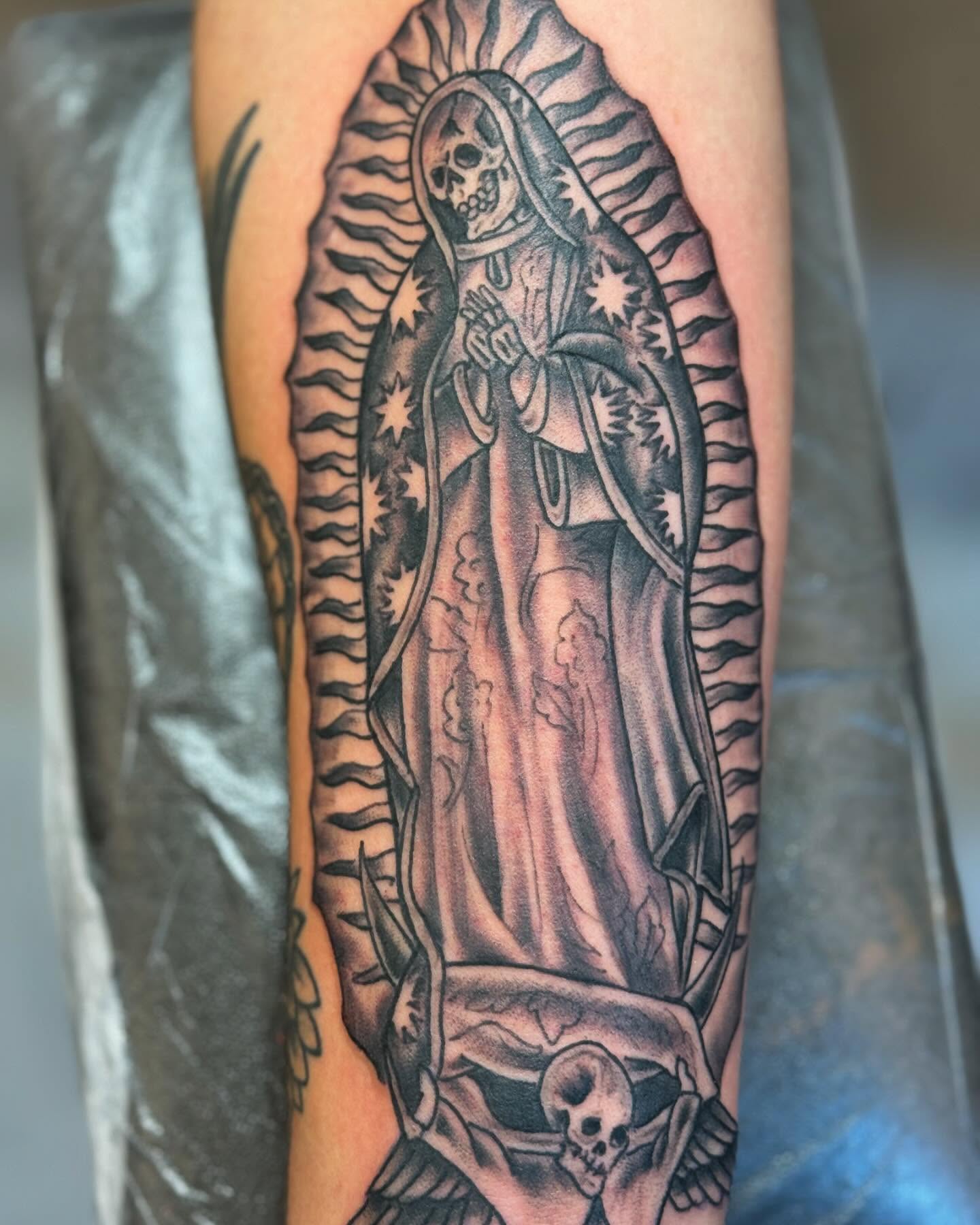 Tattoo by @dvasqueztattoo — black_and_grey