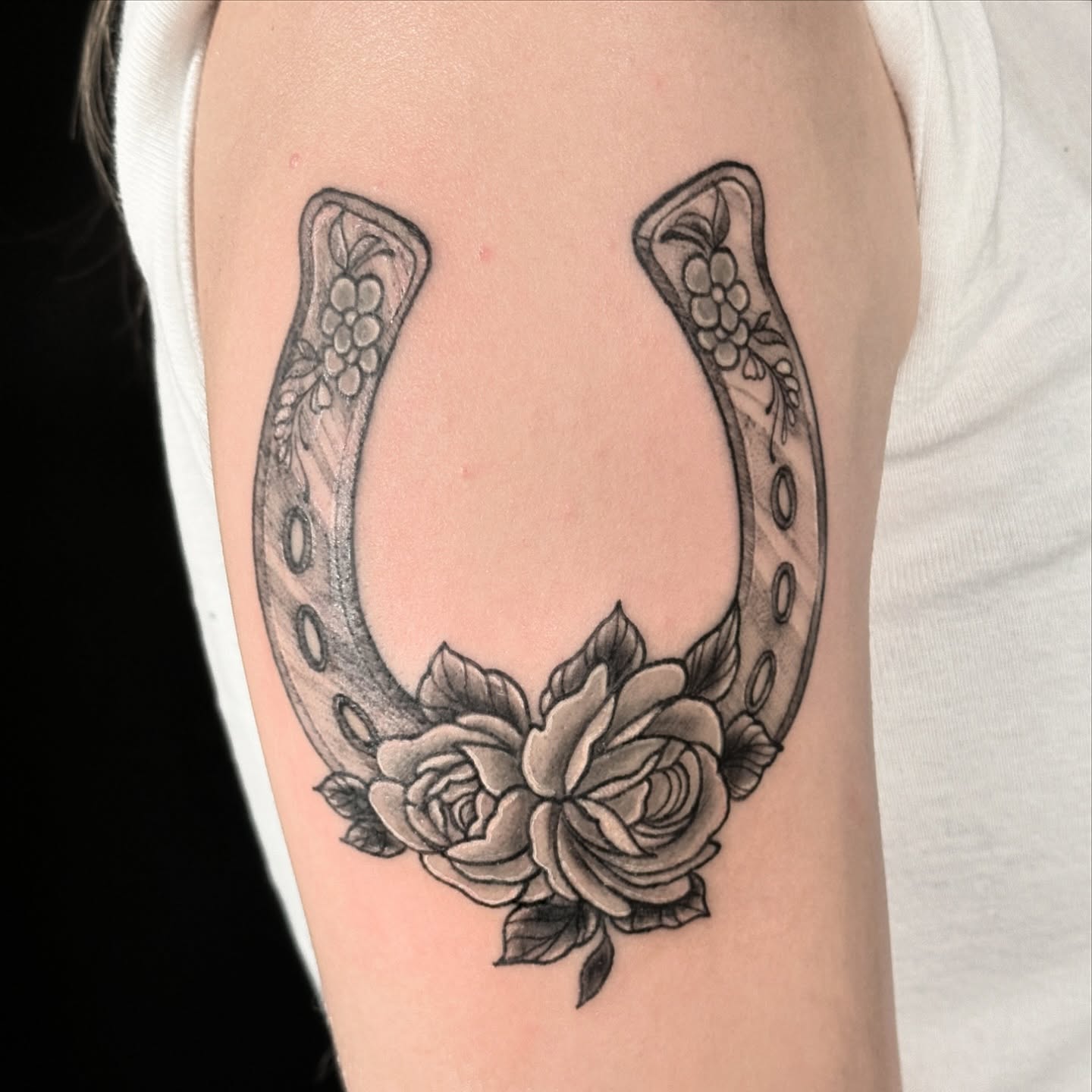 Horseshoe with roses black and grey tattoo on the forearm by ๐ฌ๐๐๐๐๐๐ ๐ฟ๐๐๐๐๐๐, Dickson, Tennessee