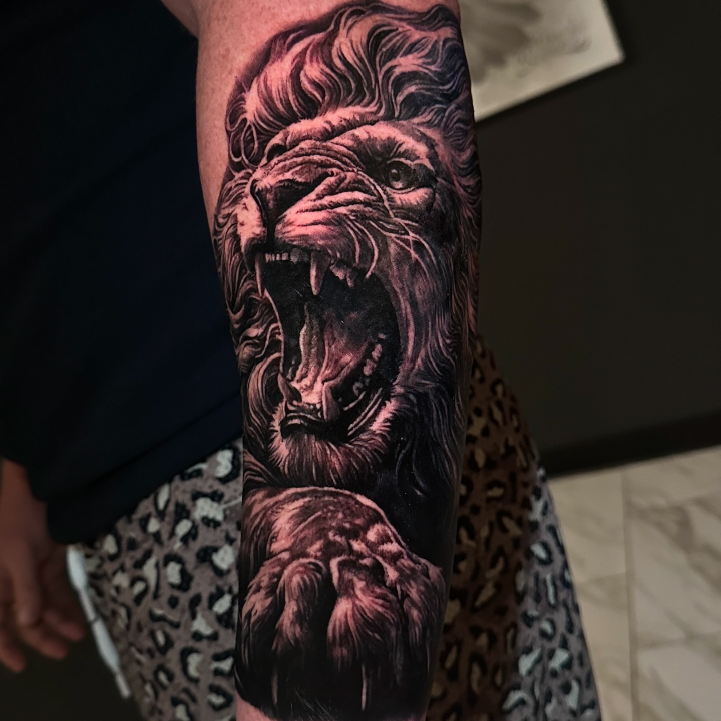 Roaring lion realism tattoo on the forearm by Chrisjansentattoo
