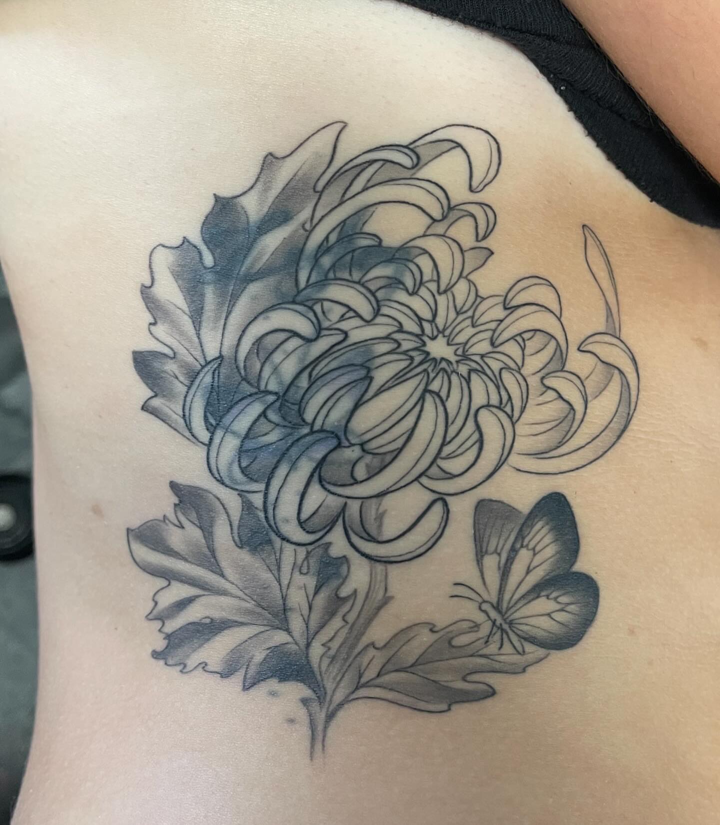 Chrysanthemum black and grey tattoo on the ribs by Cuzmatt