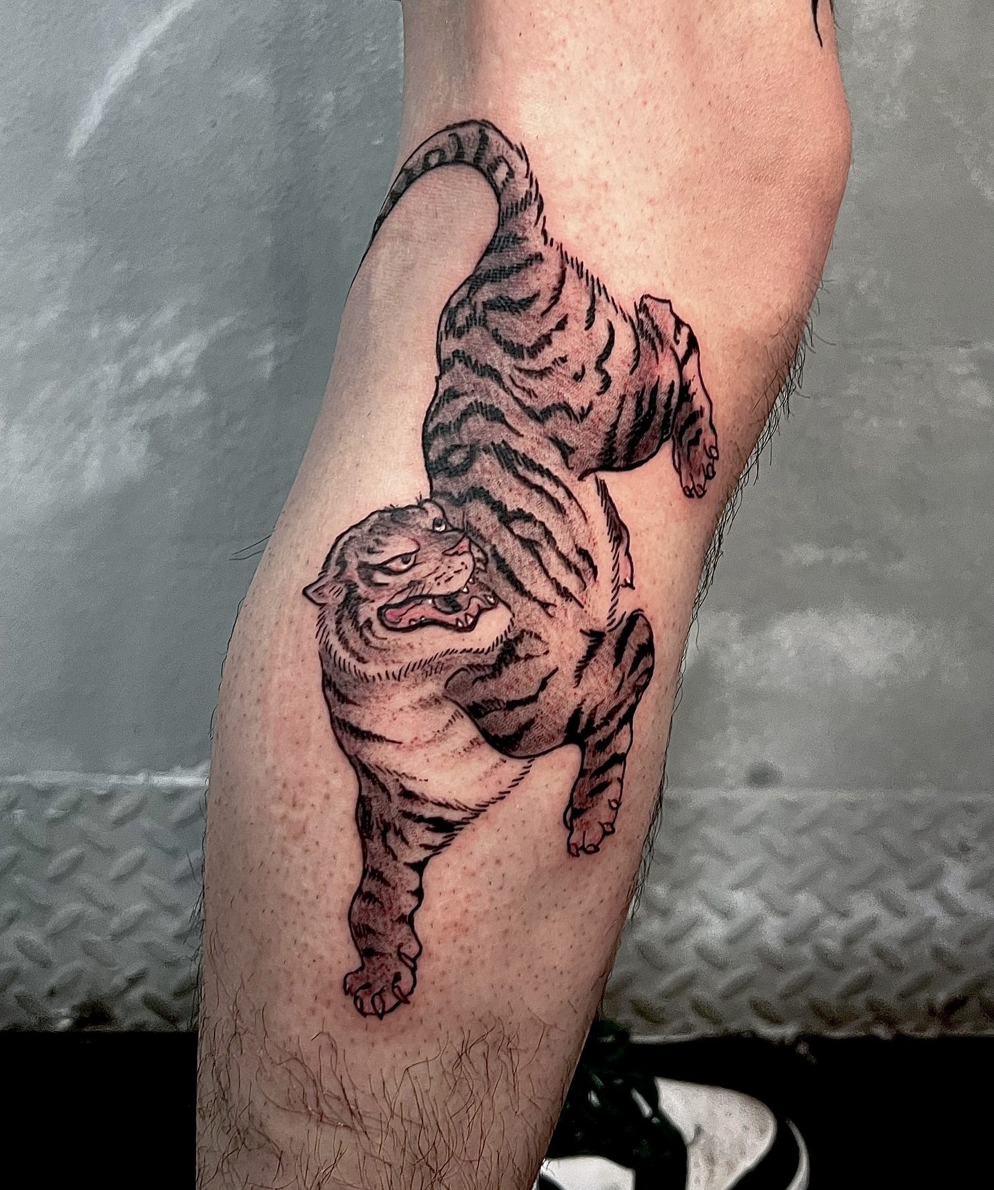 Tiger black and grey tattoo on the forearm by Milk Tattoos 🇸🇻🇪🇸