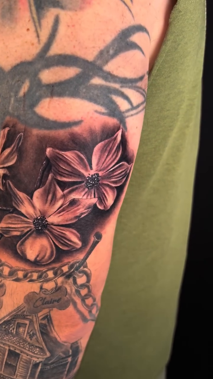Flowers and chain realism tattoo by Tattoos By Kique