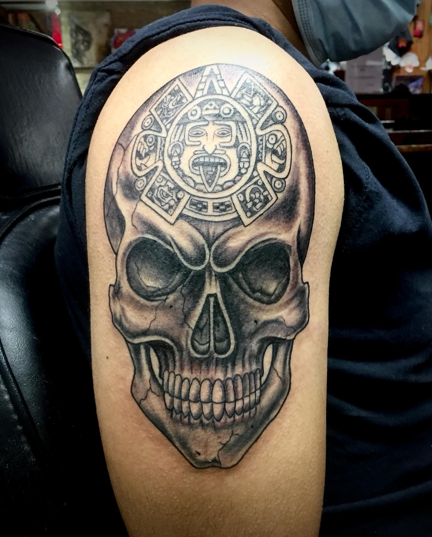 Skull realism tattoo on the shoulder by Kenny Buck
