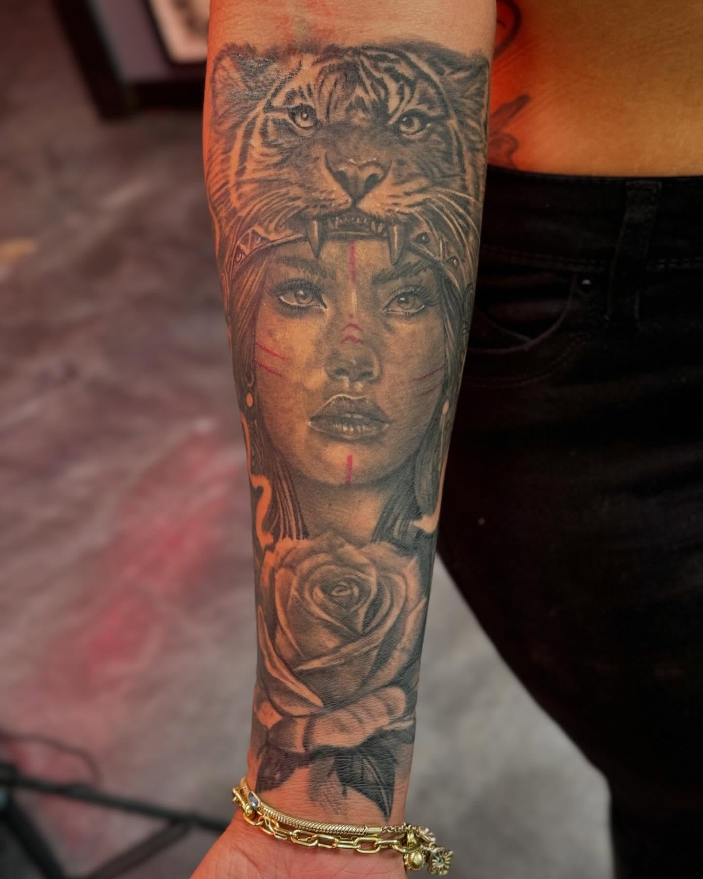Woman with tiger realism tattoo on the forearm by Alejandro Zaragoza
