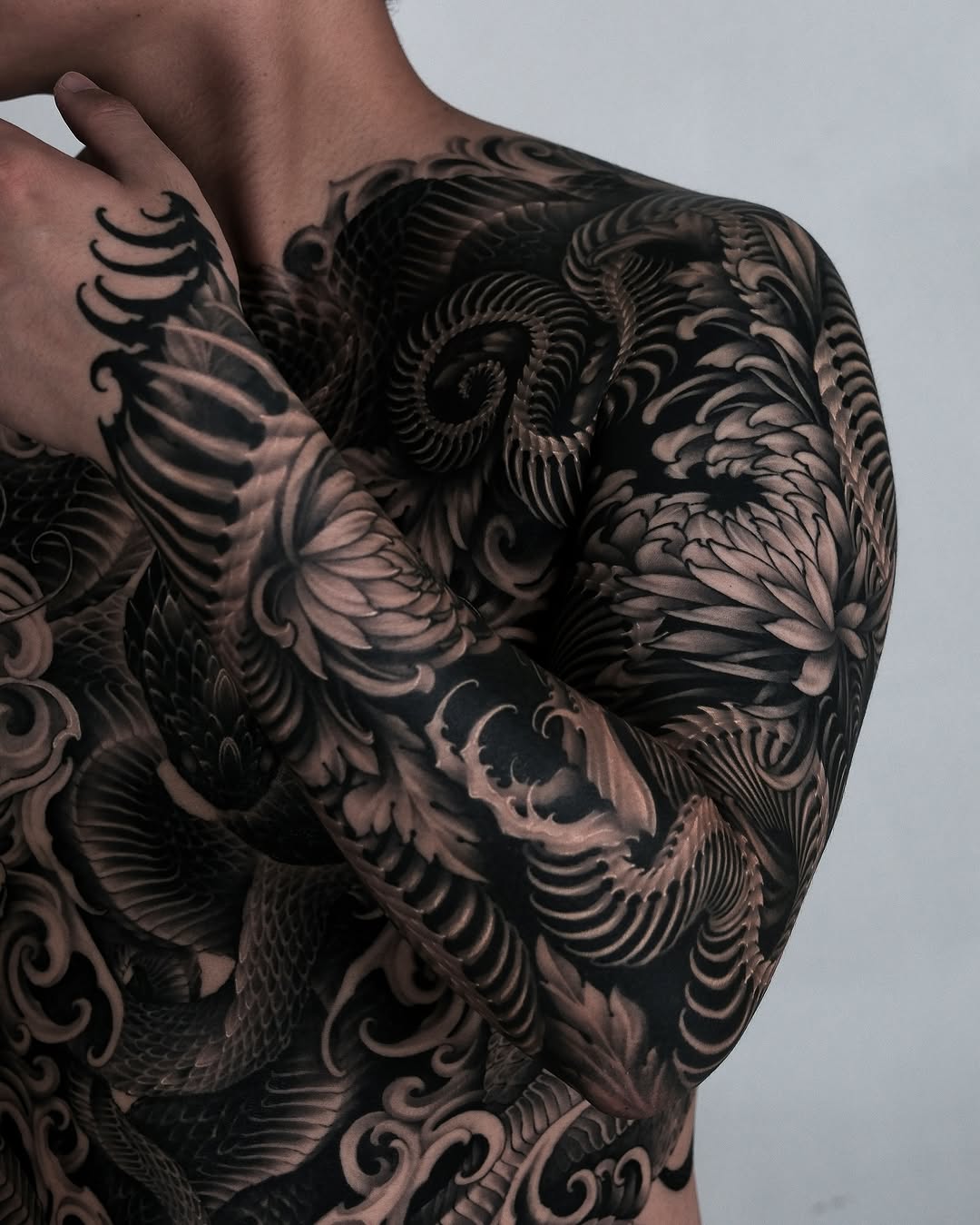 Dragon and chrysanthemum Japanese tattoo on the shoulder by Yujin Ju