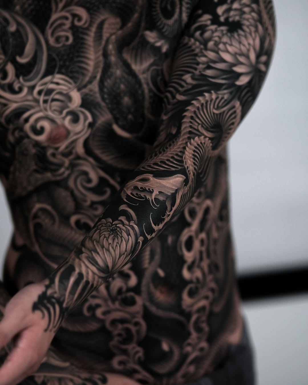 Dragon and chrysanthemum Japanese tattoo on the torso by Yujin Ju