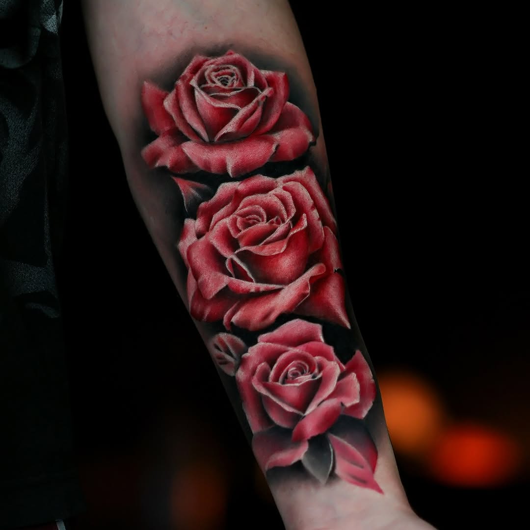 Three red roses neo-traditional tattoo on the forearm by Felipe Andrade