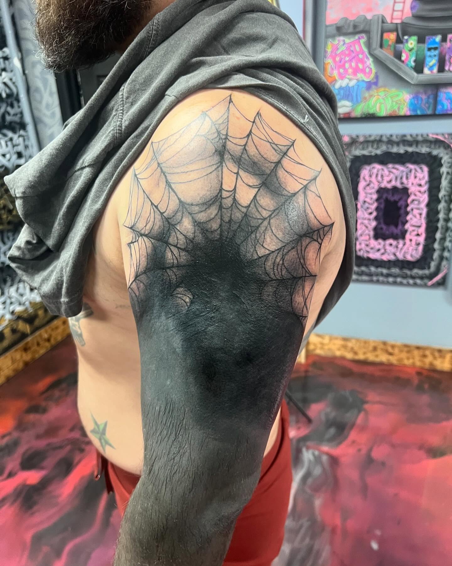 Tattoo by @relentlesley83 — black_and_grey