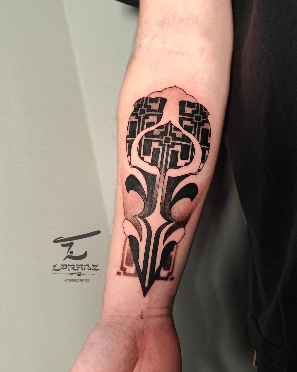 Geometric pattern geometric tattoo on the forearm by Ｔｏｍ Ｌｏｒａｎｚ