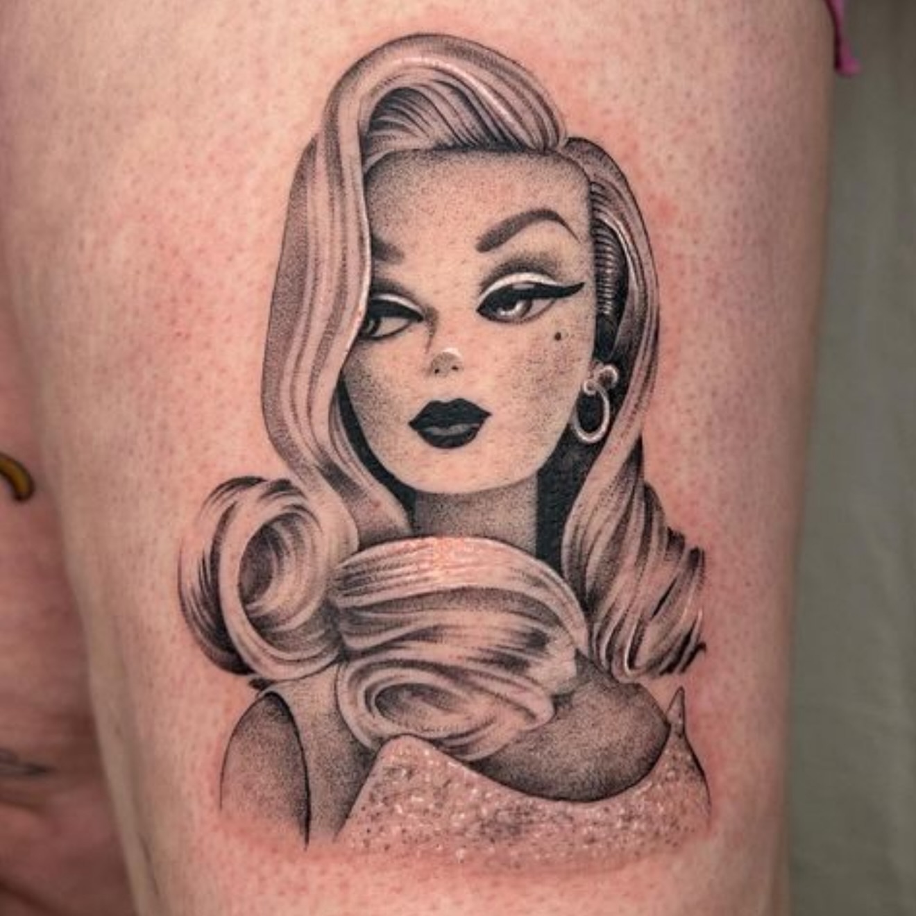 Tattoo by @jenniferpalomaa — black_and_grey