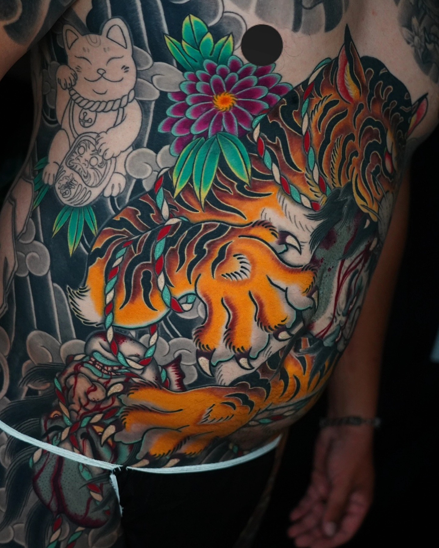 Tiger and flowers japanese irezumi tattoo on the torso by 彫かか