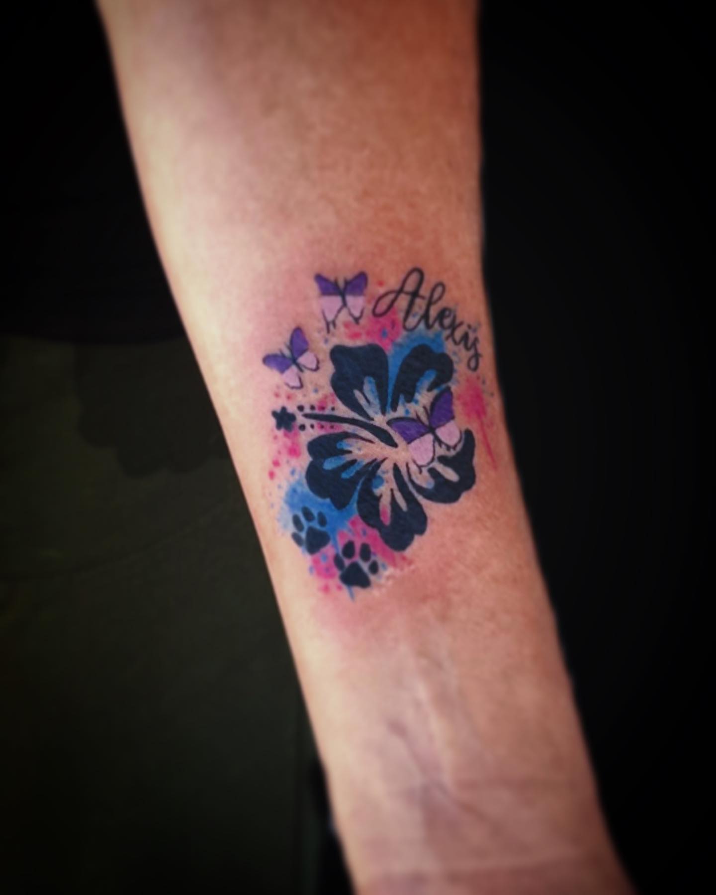 Hawaiian flower and butterflies watercolor tattoo on the forearm by โงโ โฑ โพ ๐ณ๐๐๐๐๐ โฆ โฑ โโง