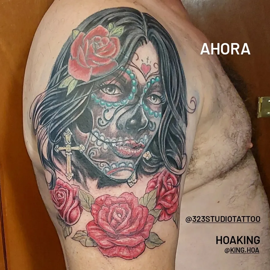 Sugar skull with roses American traditional tattoo on the shoulder by Hoa King
