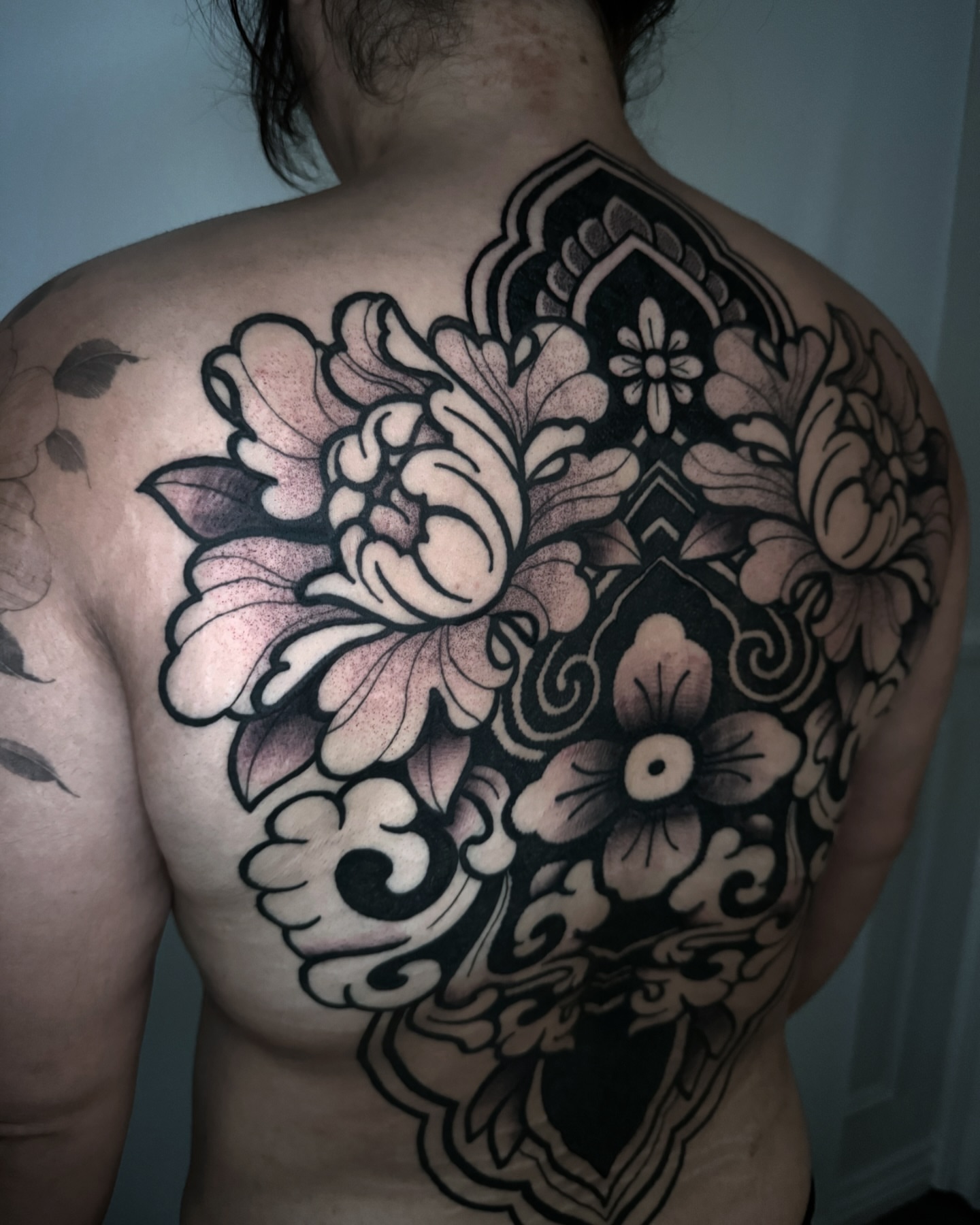 Floral mandala ornamental tattoo on the back by 𝚁 𝚊 𝚢 𝚗 𝚎  ⁜  𝚁 𝚘 𝚓 𝚊 𝚜