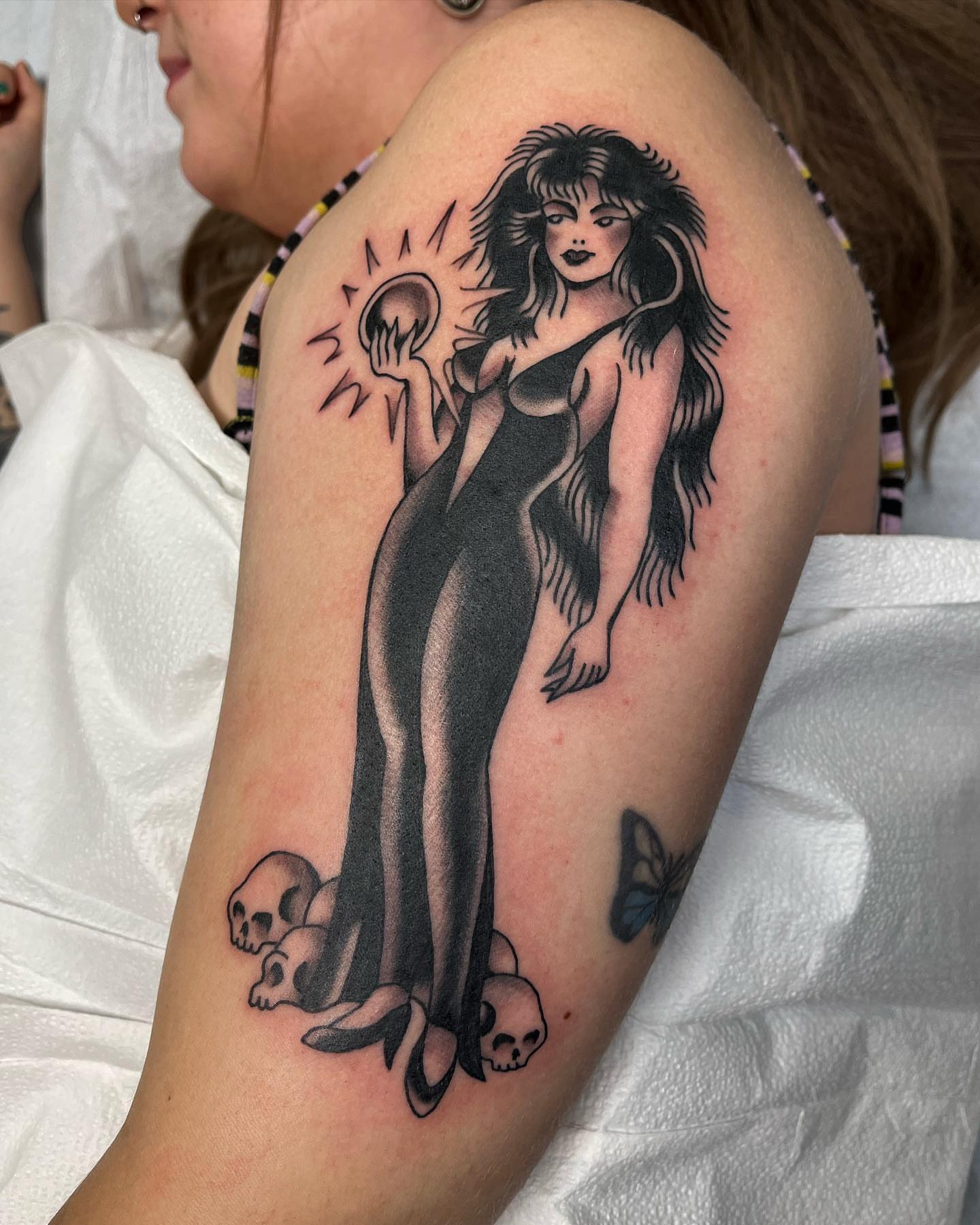Woman with skull dark realism tattoo on the upper arm by 🌞all Bodies Welcome🌞