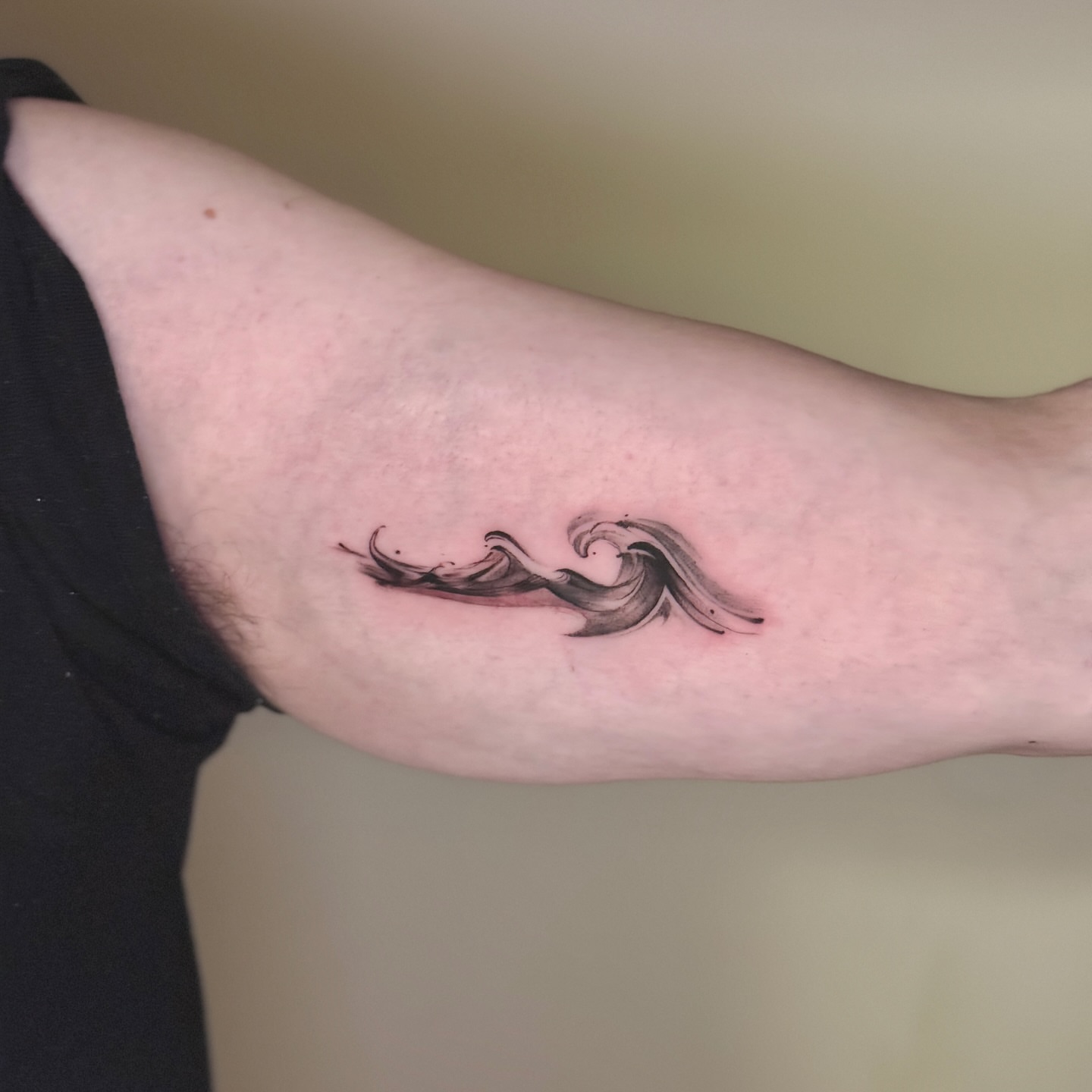 Wave black and grey tattoo on the forearm by ๐
๐๐๐๐ณ๐ฎ๐ฆ๐ข ๐๐๐ญ๐ญ๐จ๐จs