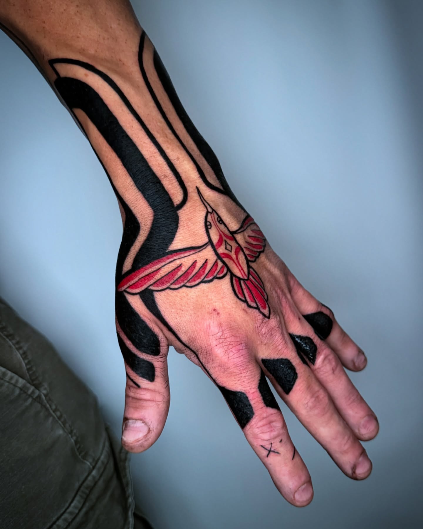 Bird American traditional tattoo on the hand by 𝚁 𝚊 𝚢 𝚗 𝚎  ⁜  𝚁 𝚘 𝚓 𝚊 𝚜