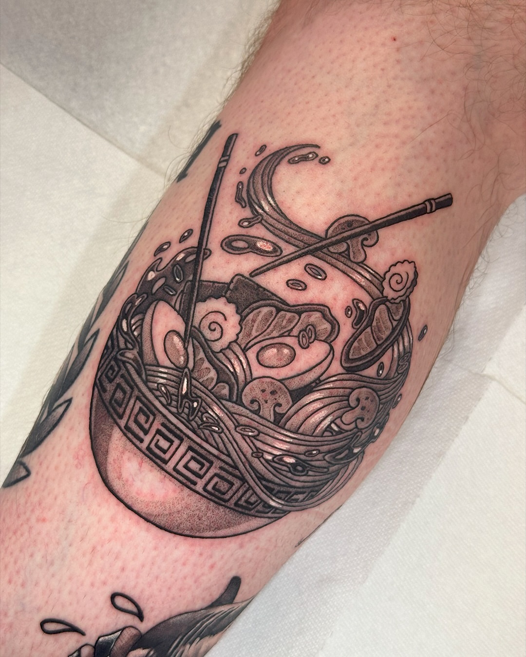 Ramen bowl black and grey tattoo on the forearm by ɢᴀʙʀɪᴇʟ ᴍᴇɴᴅᴇꜱ ᴏʟɪᴠᴇɪʀᴀ
