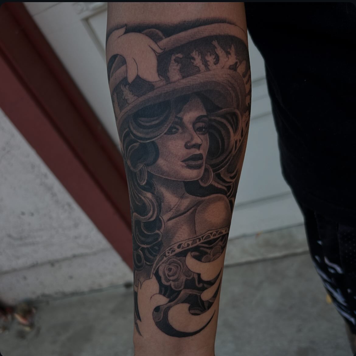Woman wearing hat realism tattoo on the forearm by Alex Cruz 707