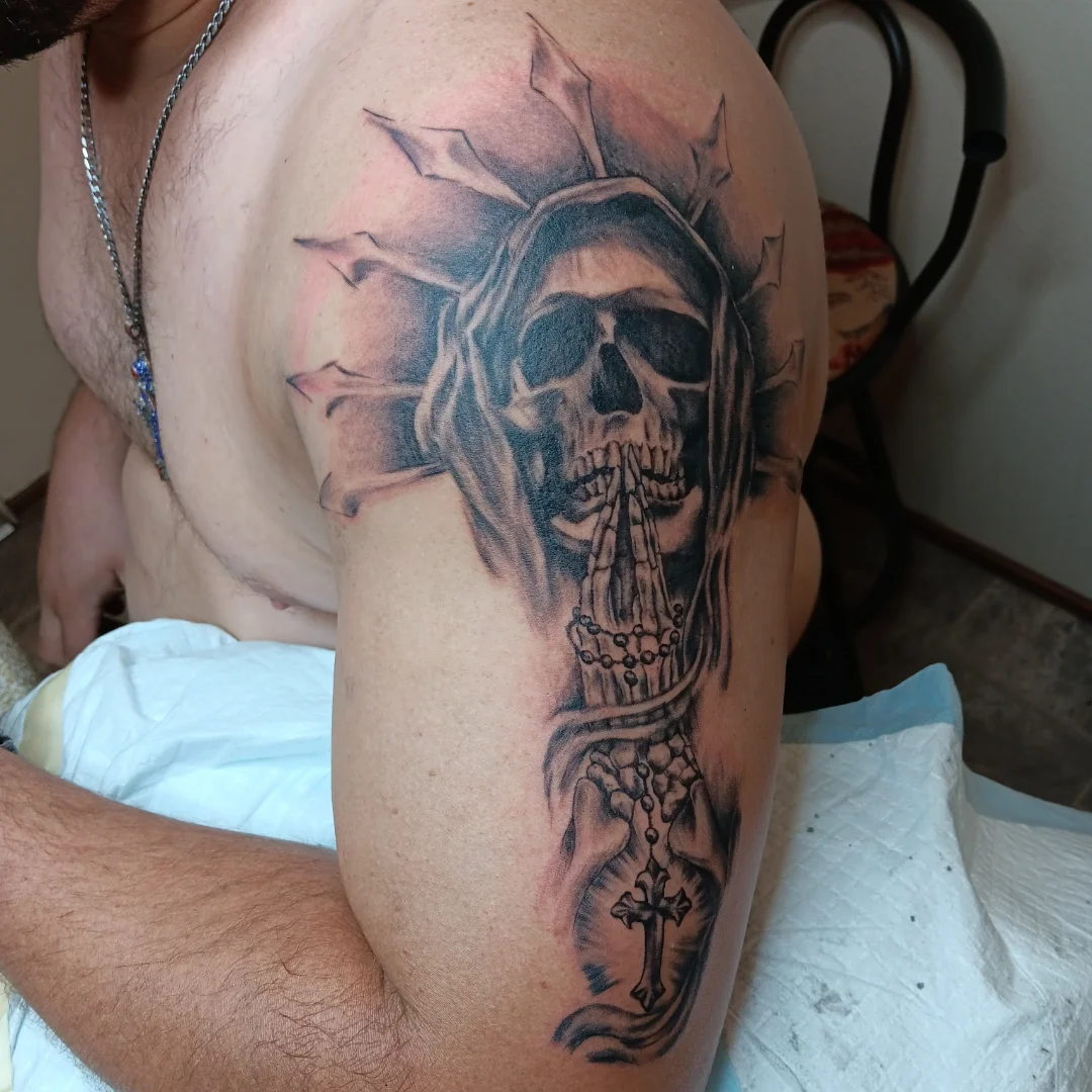 Skull with rosary realism tattoo on the shoulder by Alfredo Sosa