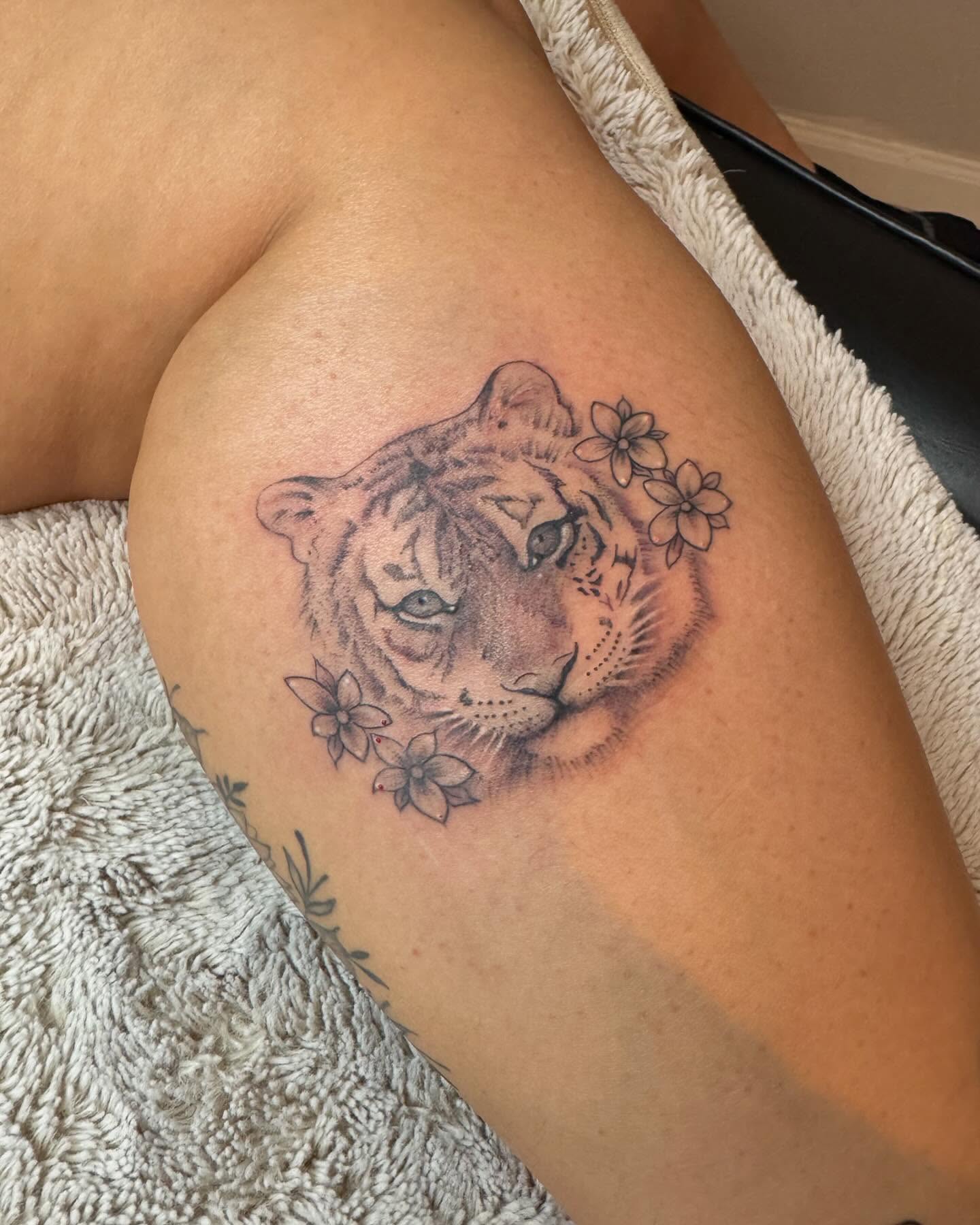 Tiger realism tattoo on the thigh by Sonia vidal