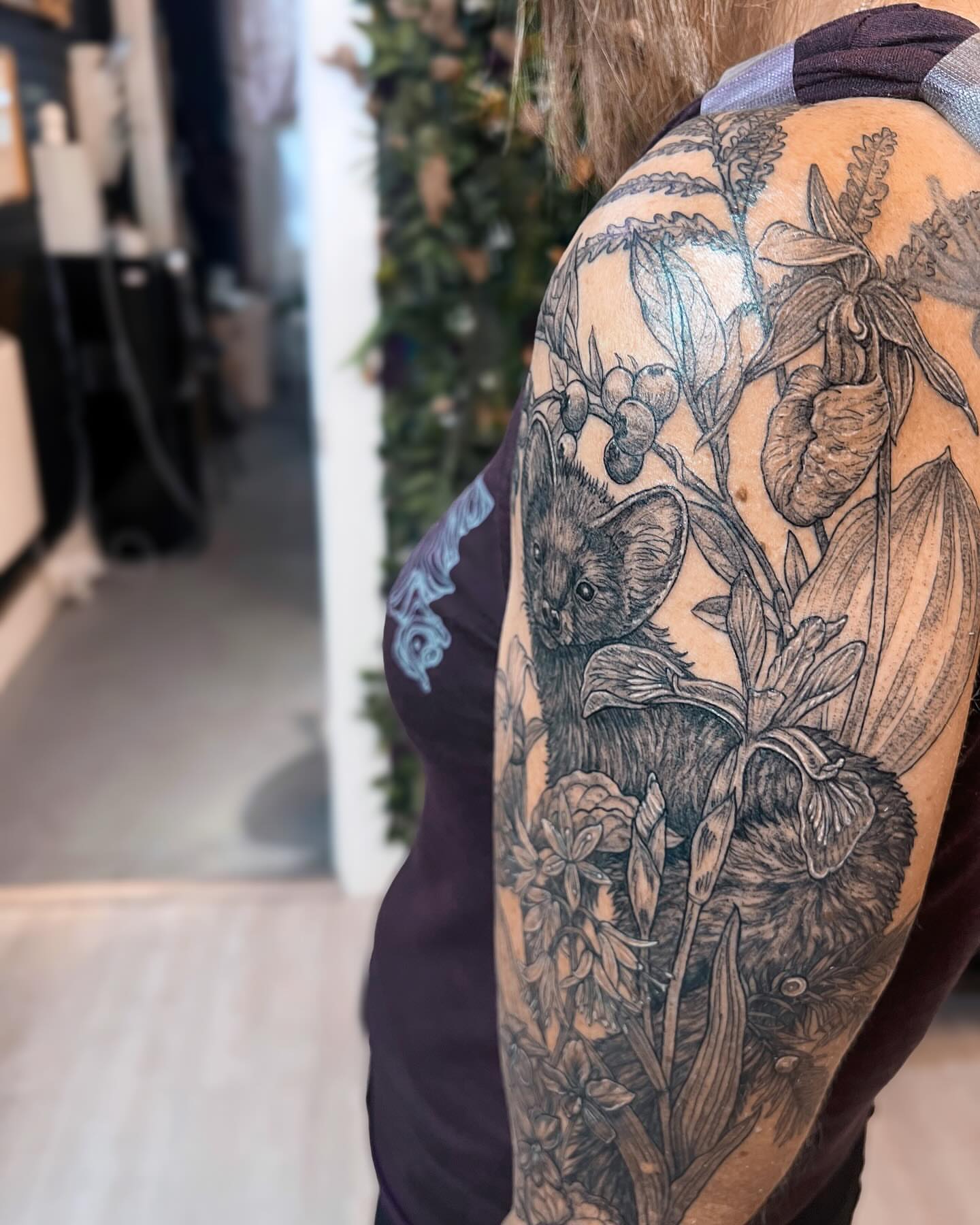 Mouse and botanicals realism tattoo on the upper arm by 𝗝𝗲𝘀𝘀𝗶𝗲 𝗩𝗶𝗼𝗹𝗲𝘁