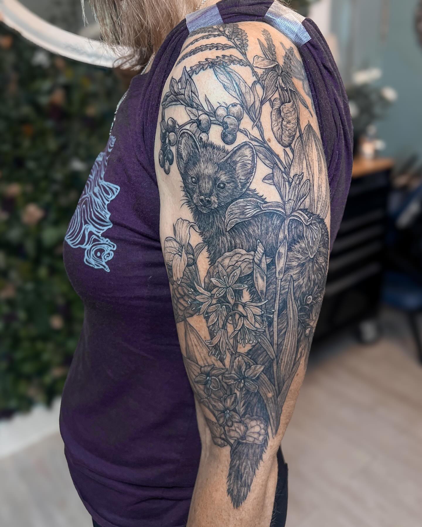 Fox and floral realism tattoo on the shoulder by 𝗝𝗲𝘀𝘀𝗶𝗲 𝗩𝗶𝗼𝗹𝗲𝘁