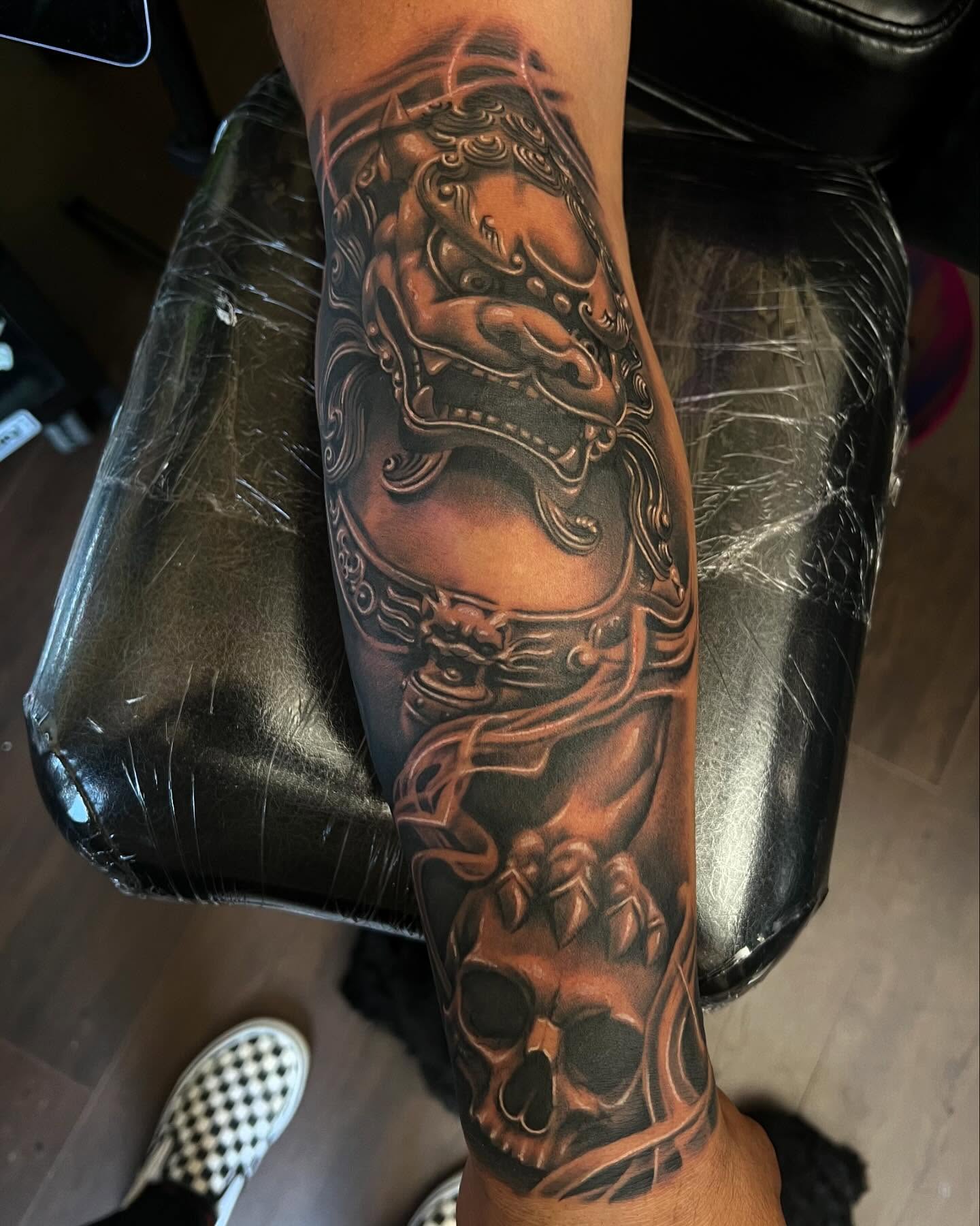 Lion and skull japanese irezumi tattoo on the forearm by π²πππππππ β‘οΈ