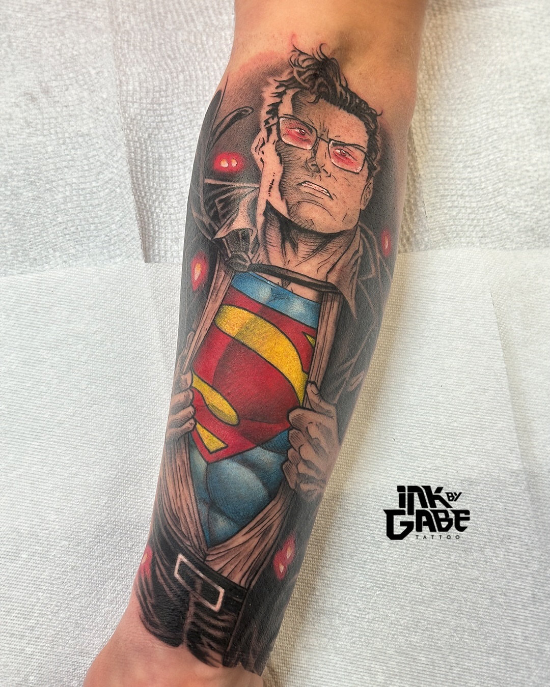 Superman realism tattoo on the forearm by ɢᴀʙʀɪᴇʟ ᴍᴇɴᴅᴇꜱ ᴏʟɪᴠᴇɪʀᴀ