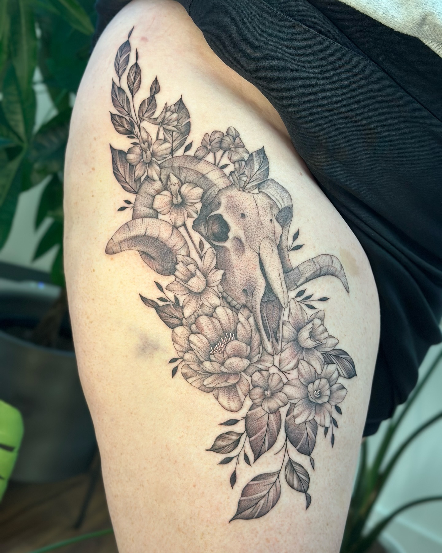 Ram skull with flowers realism tattoo on the thigh by ๐
๐๐๐๐๐ ๐๐๐๐๐๐