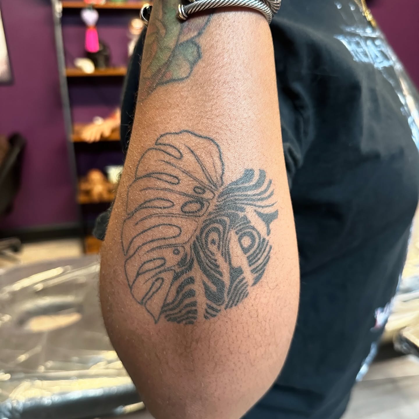 Monstera leaf black and grey tattoo on the forearm by Mia Layne 🤎