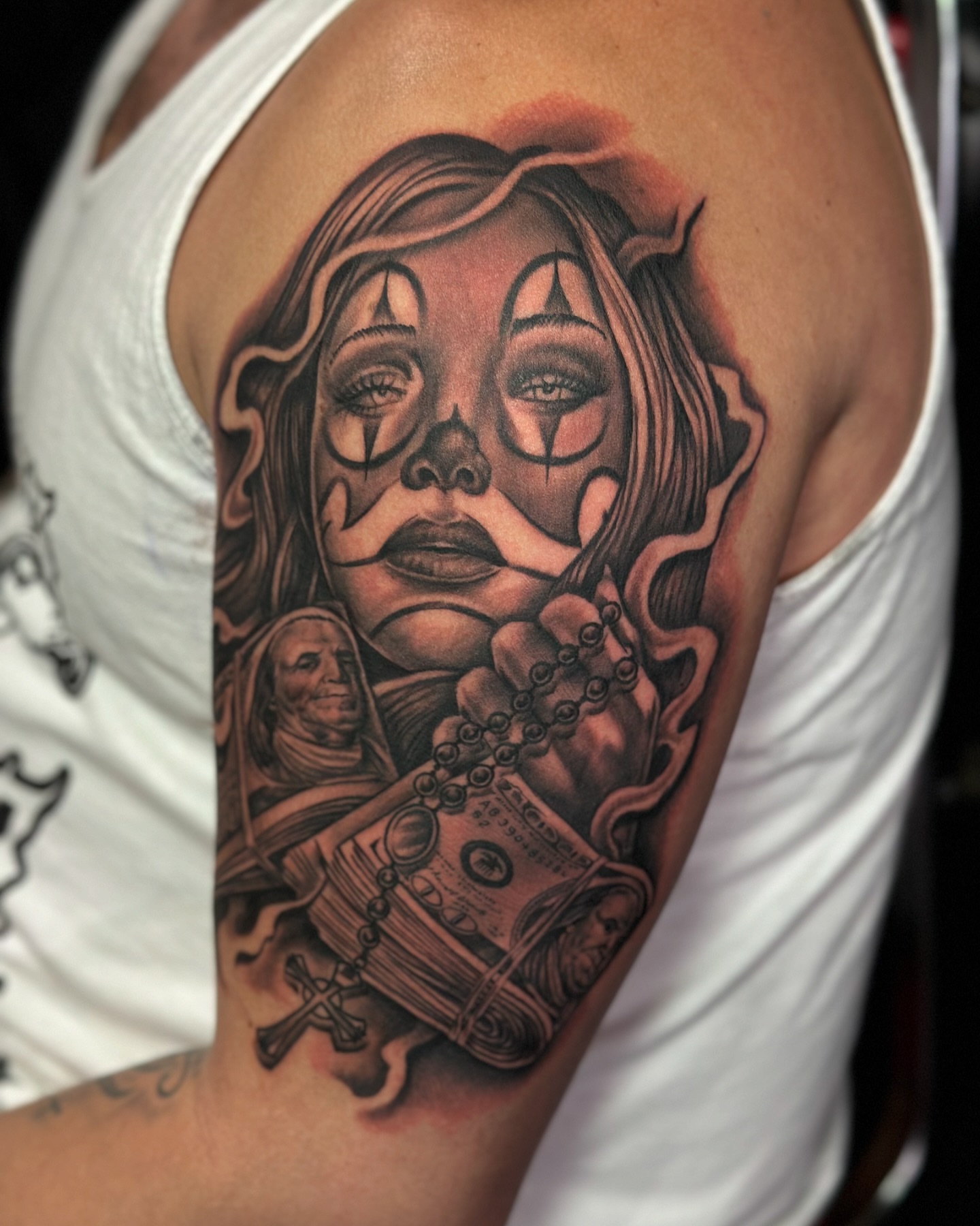 Woman with cross realism tattoo on the shoulder by Calvin Maryland 🇵🇹