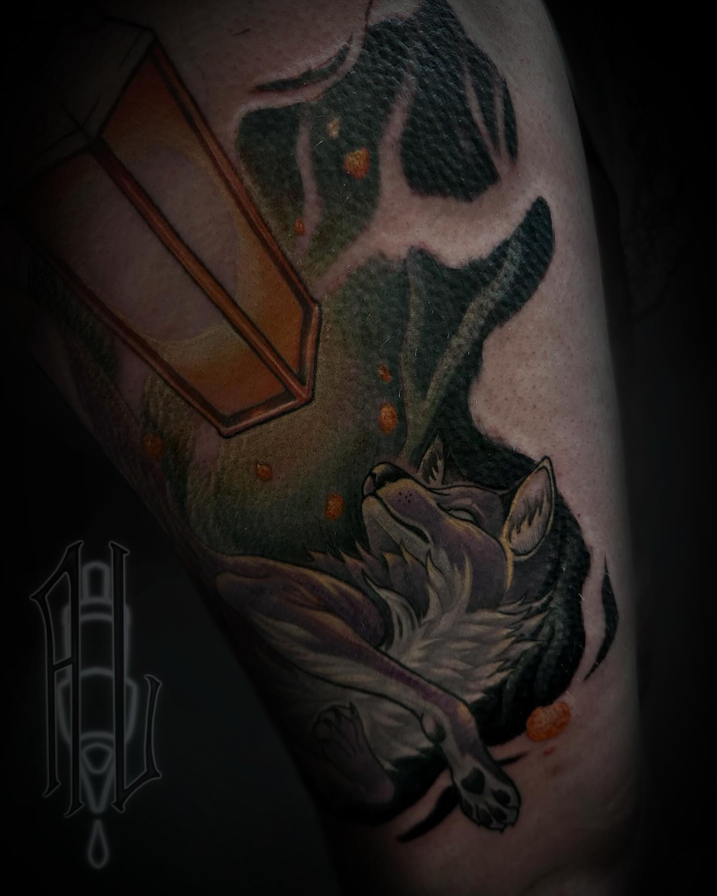 Wolf howling realism tattoo on the forearm by Andrew Luce