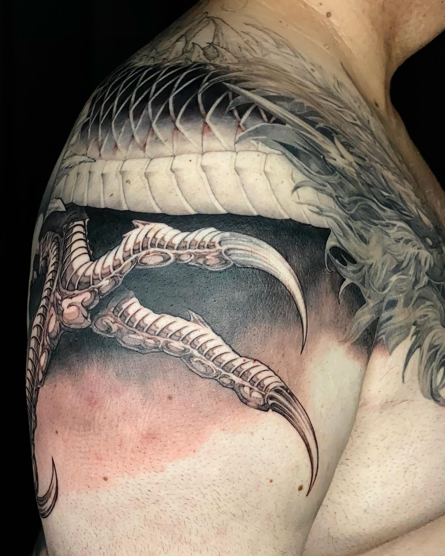 Dragon realism tattoo on the shoulder by Gerardo Brawder