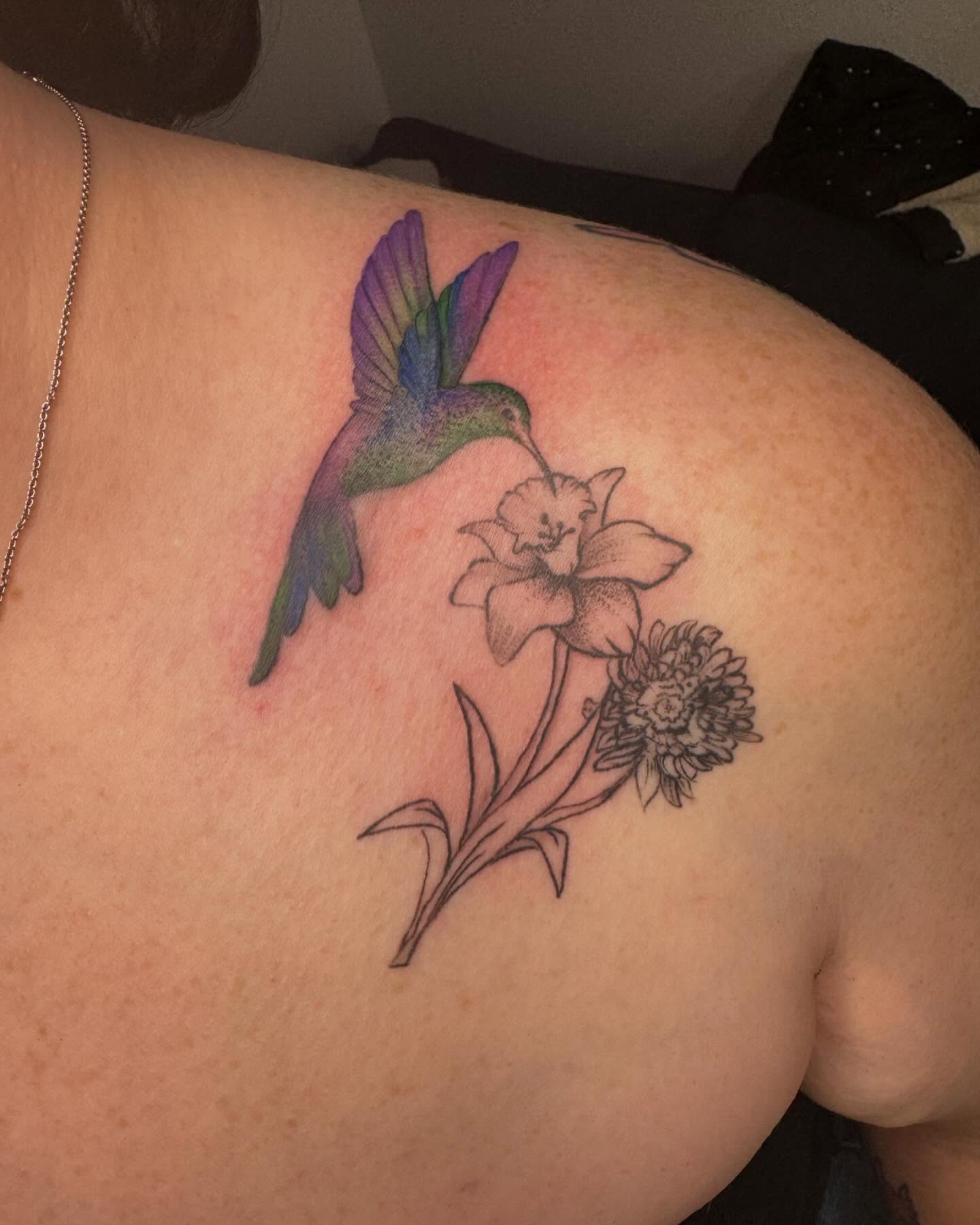 Hummingbird and flower realism tattoo on the shoulder by Sonia vidal