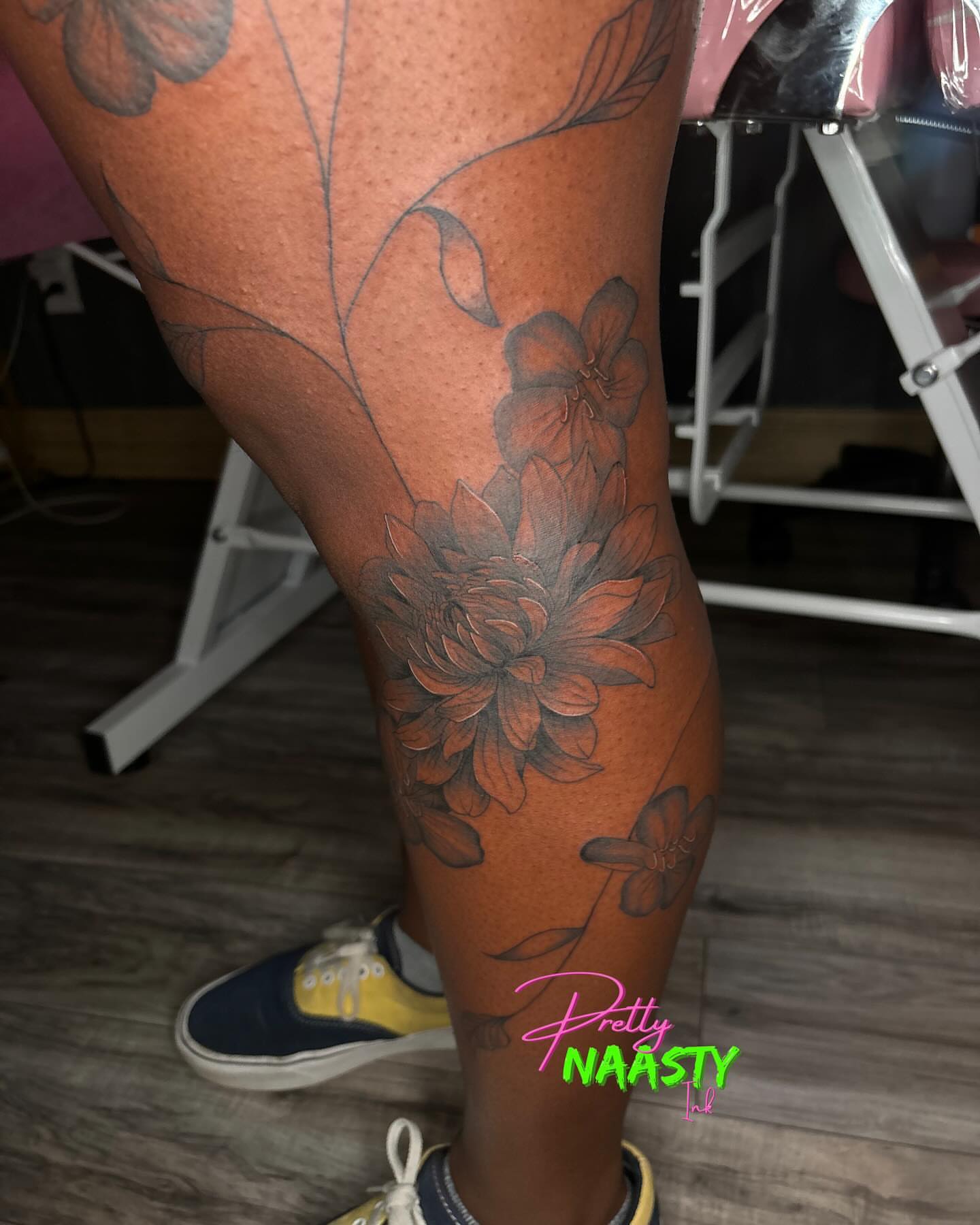 Floral arrangement black and grey tattoo on the leg by Pretty Naasty Ink🖤
