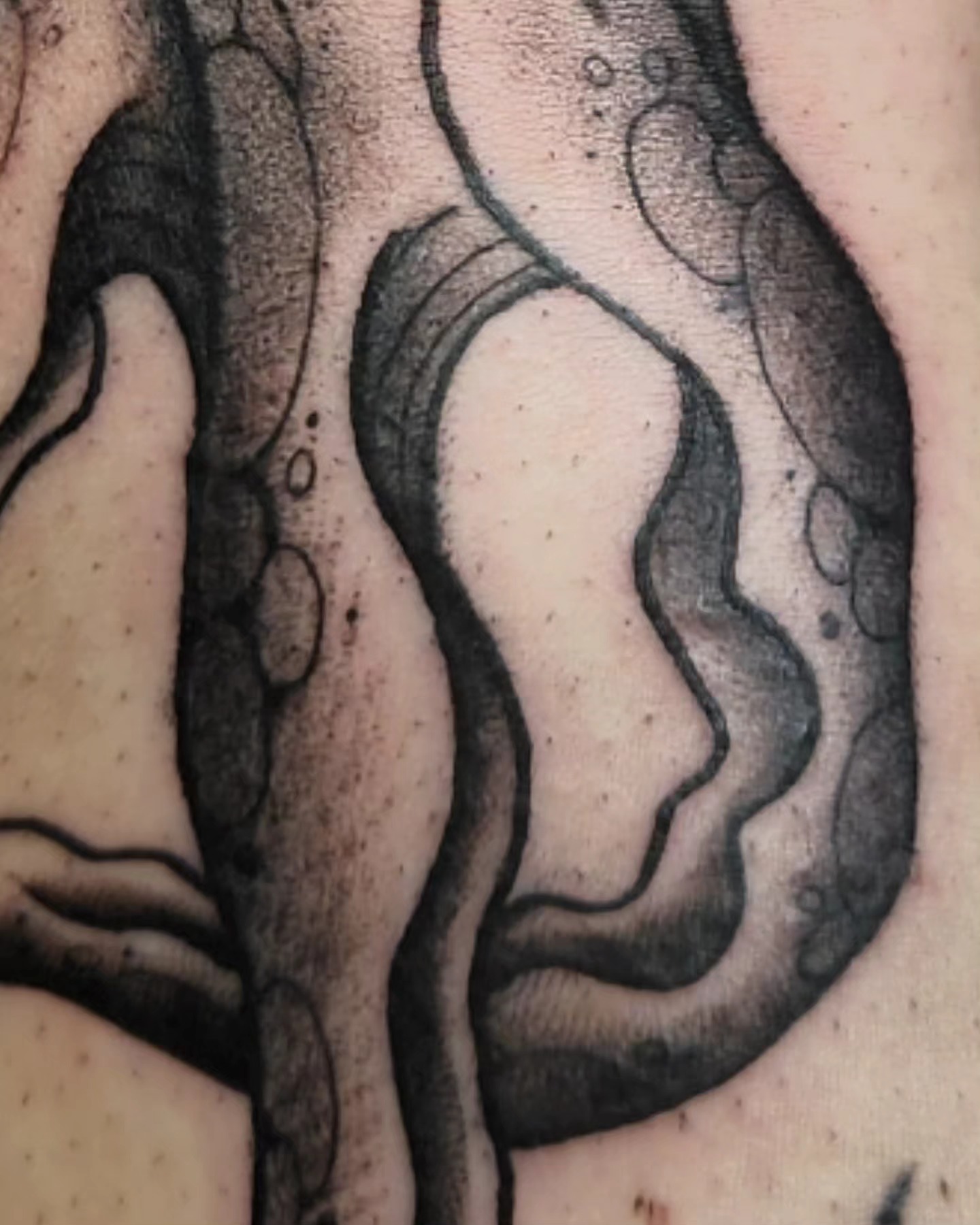 Squiggly lines black and grey tattoo by Gavvo